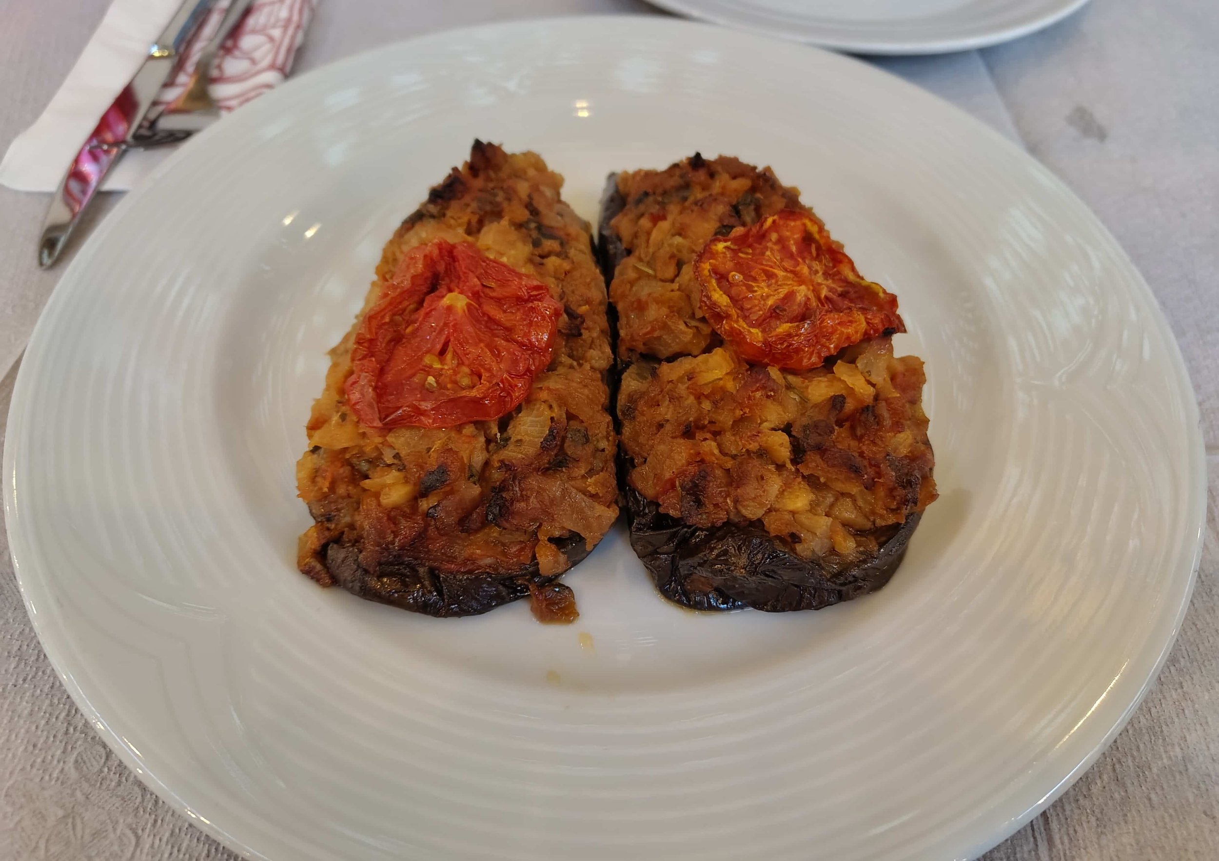 Patëllxhanë të mbushur – Albanian stuffed aubergines filled with vegetables
