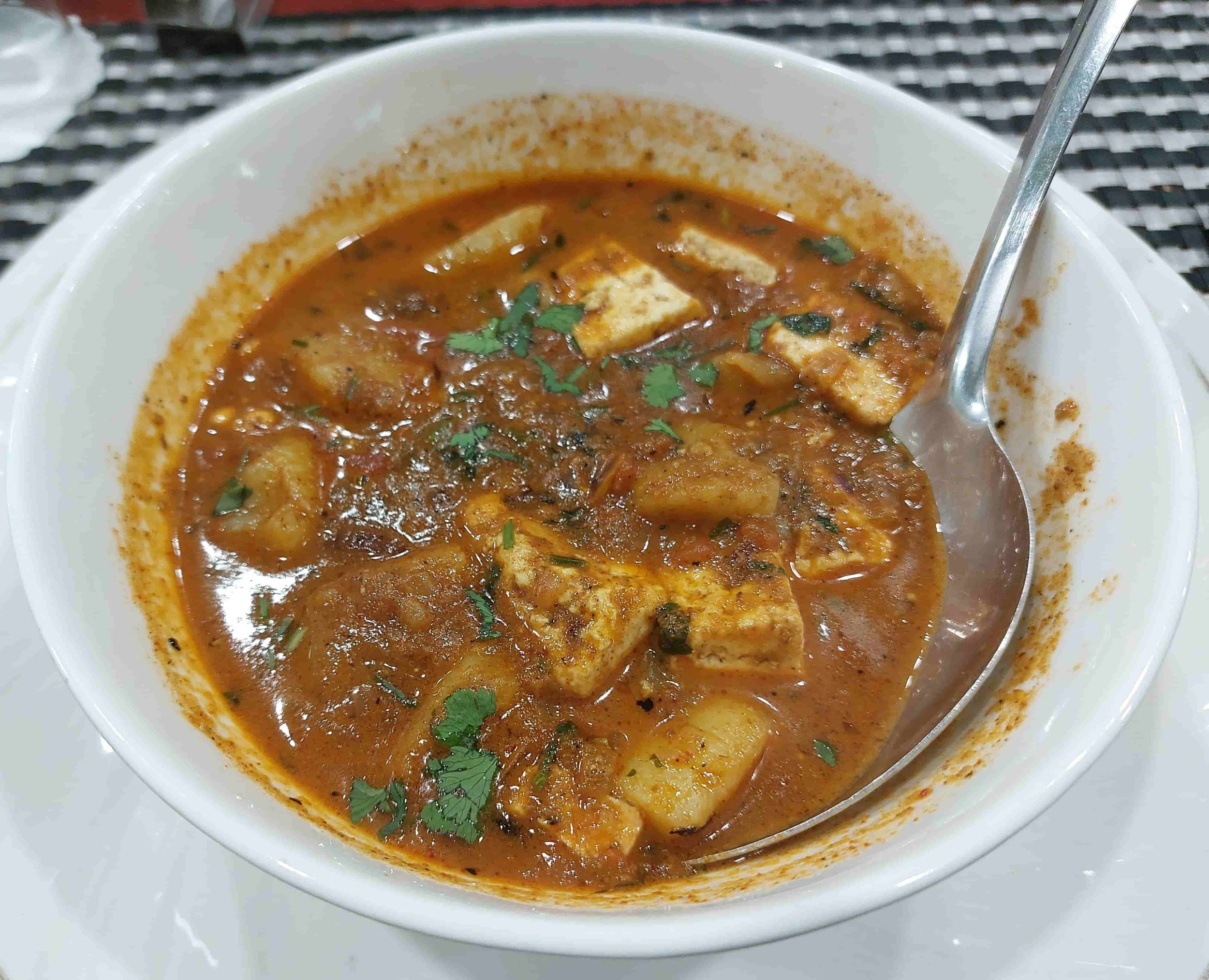 Aloo paneer – Indian curry with potatoes and paneer