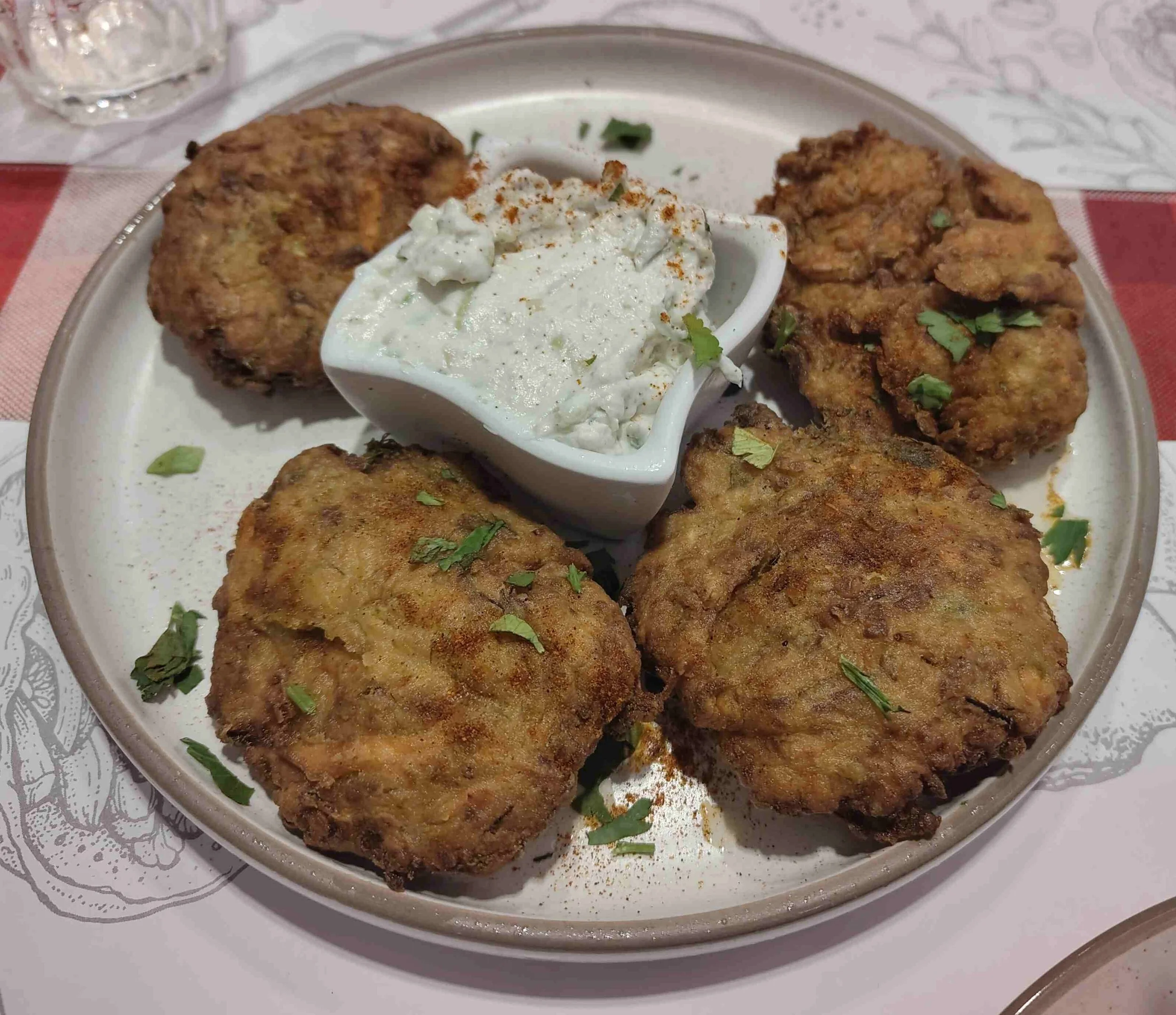 Kolokithokeftede – Greek zucchini fritters with herbs and cheese
