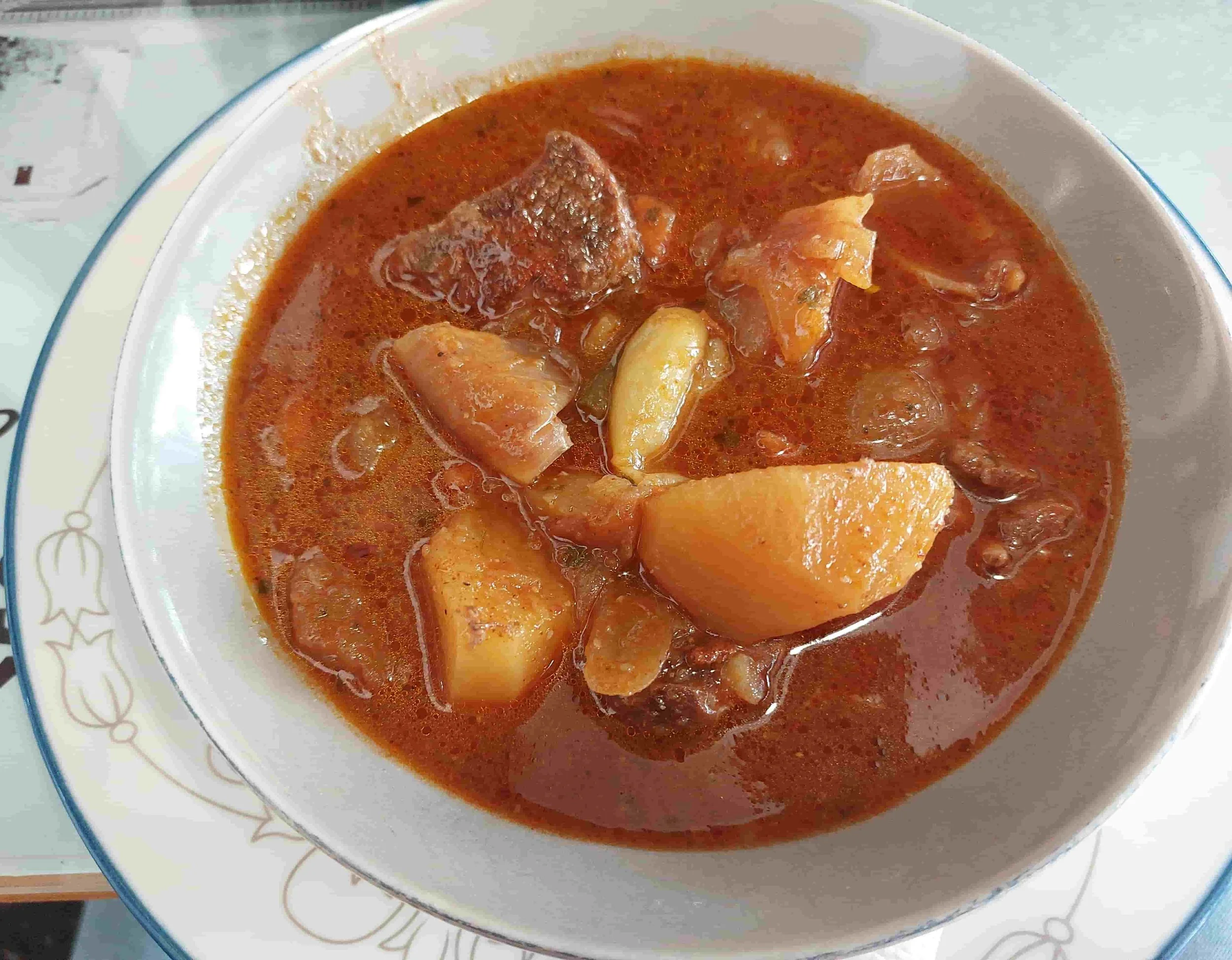 Bosanski Lonac – traditional Bosnian stew featuring meat, potatoes, carrots, and tomatoes, slow-cooked to perfection