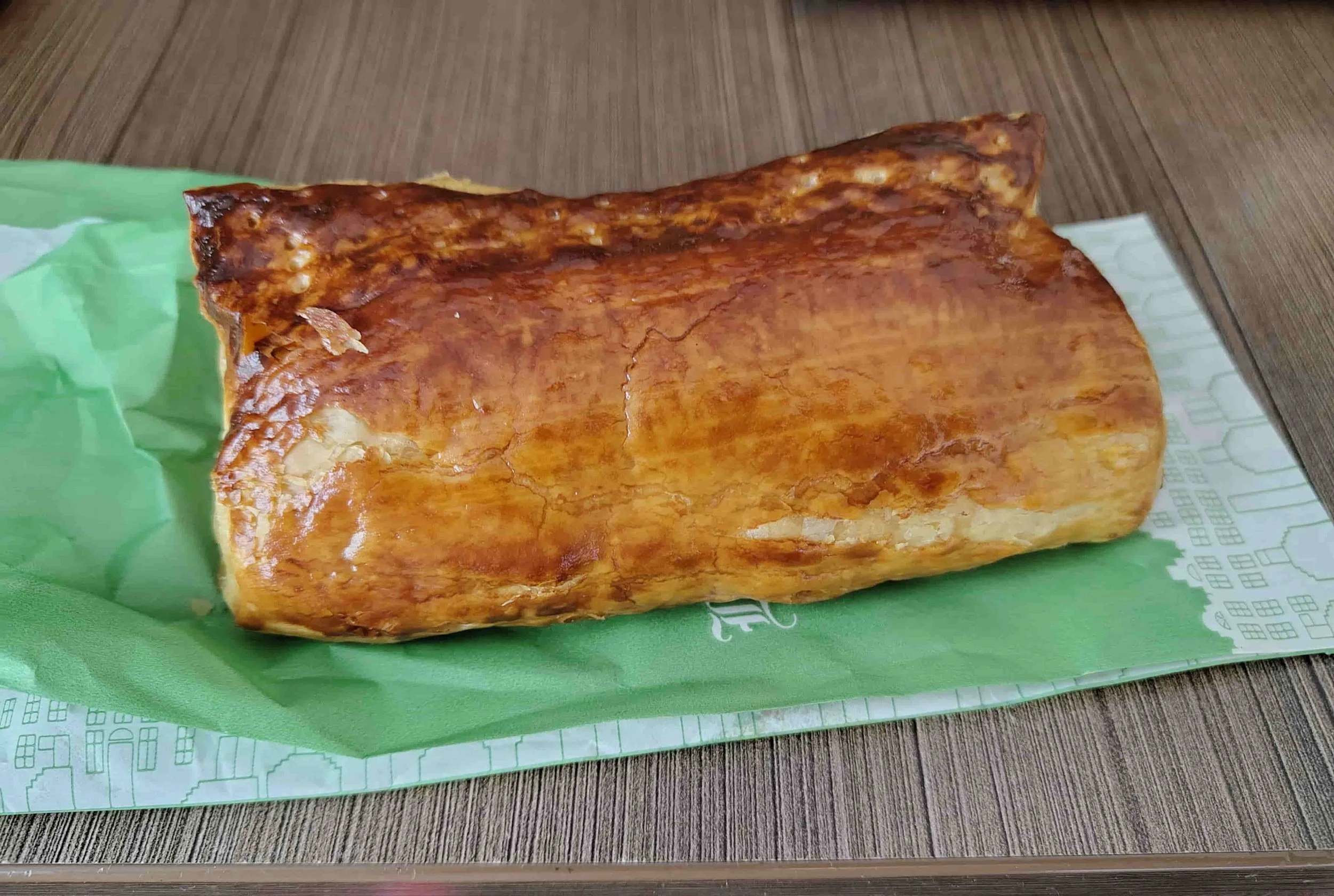 Saucijzenbroodje – Dutch puff pastry sausage roll filled with seasoned minced meat