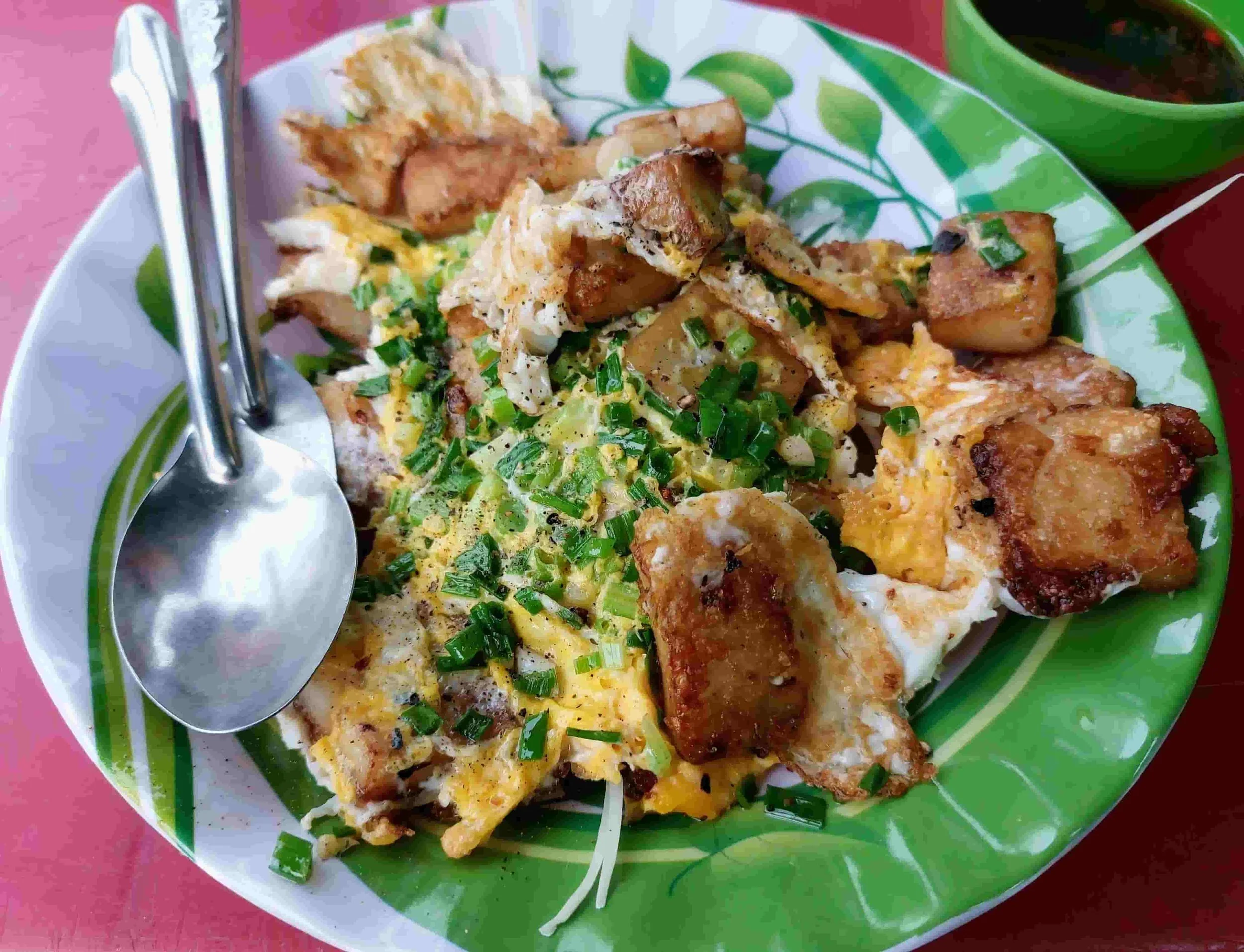 Bột Chiên – Vietnamese fried rice flour cakes with crispy edges, served with fried egg and scallions