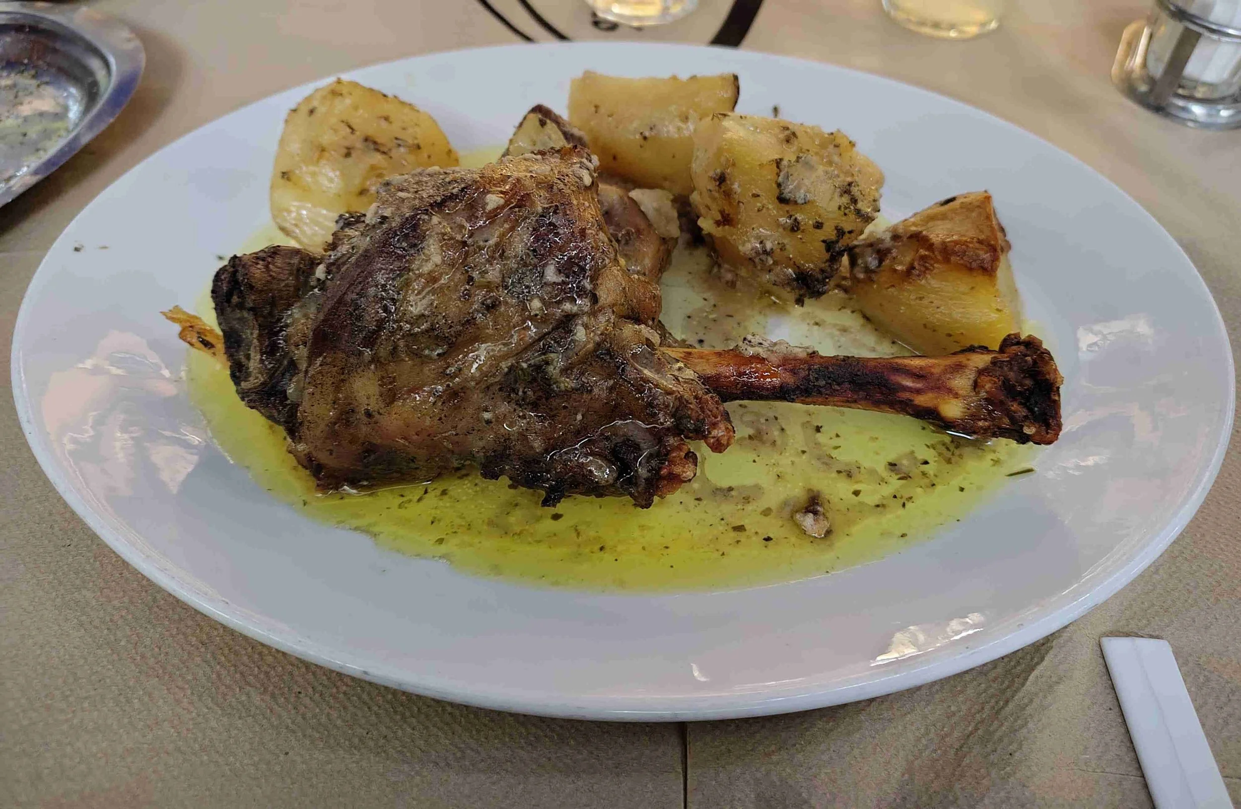 Arni sto fourno – Greek oven-roasted lamb with potatoes and herbs