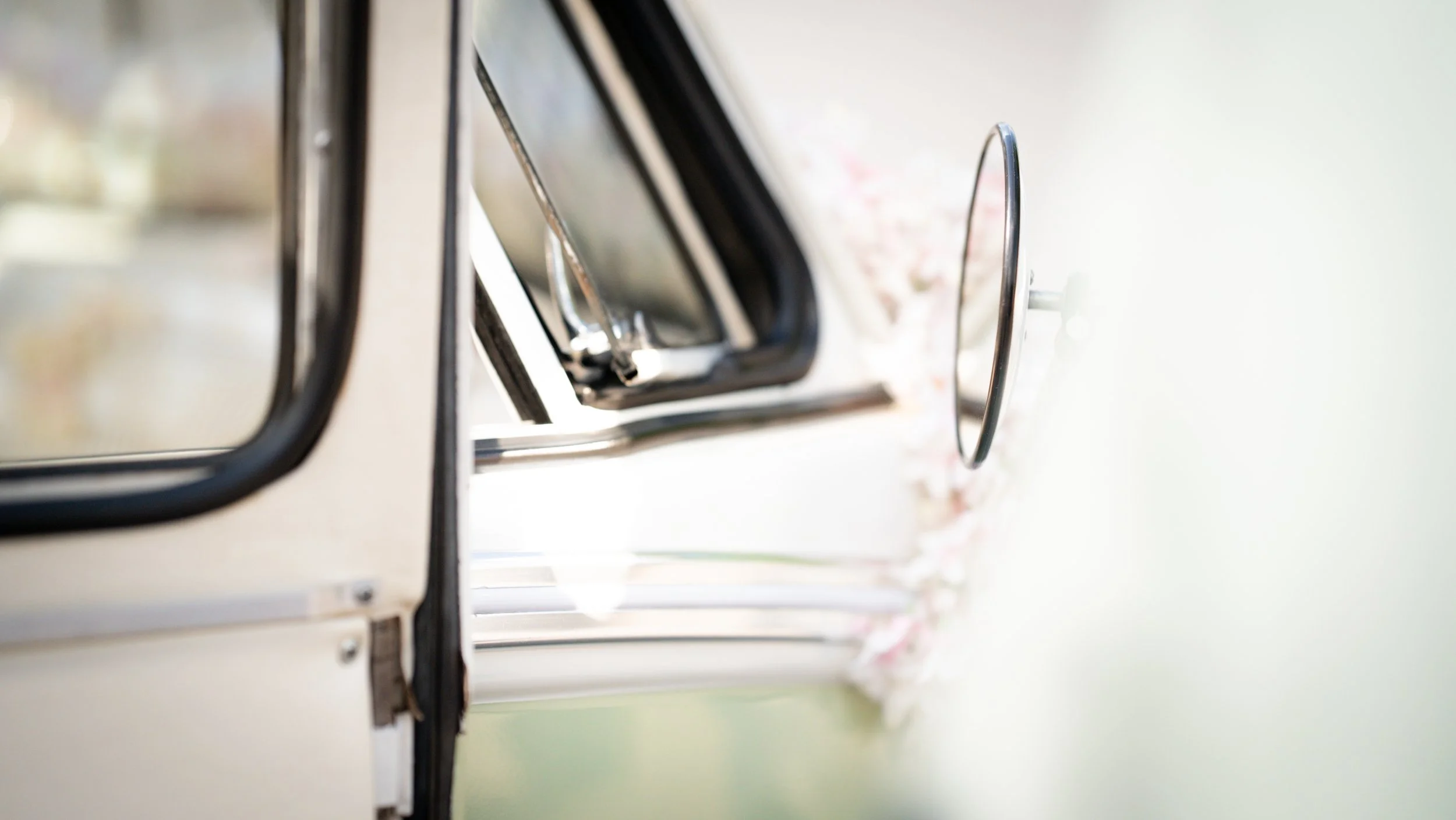 Ein Herd mit schwarzem Kochfeld und Metallgrill. Die Sicht ist schräg von oben, leicht nach unten geneigt.