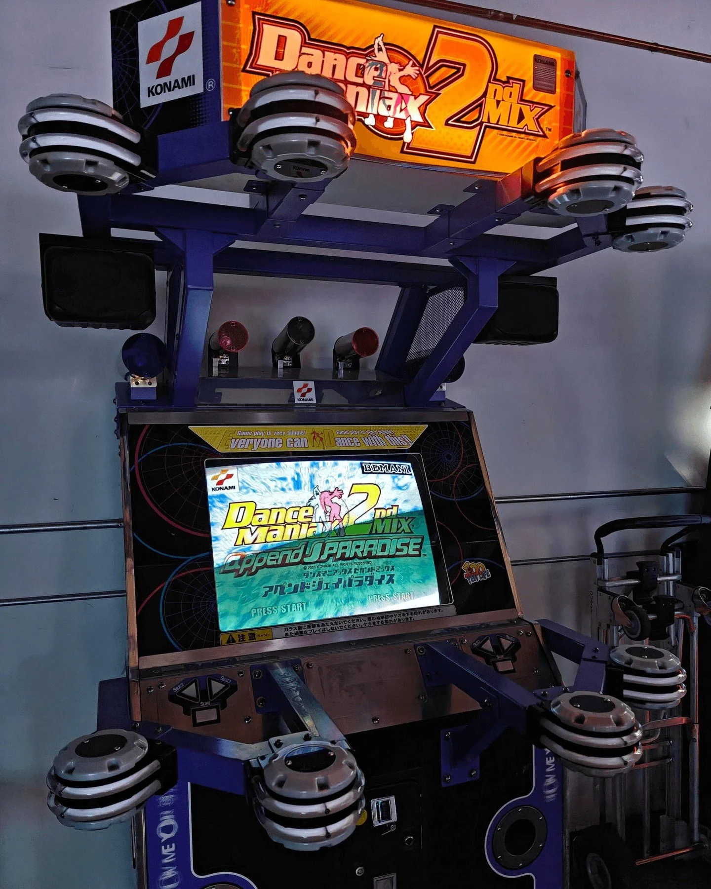 Come to Gamecenter and bust a move with Dance Maniax 2ndMIX append JPARADISE! The game detects your arm movements above and below the built-in sensors, it's a great way to get some exercise and hear some amazing 90s electronic music in the process!