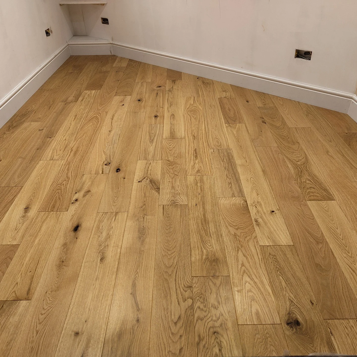 Just finished this beautiful oak engineered wood floor with MDF skirting. Perfect for any room! in this instance, a small cabin room! 

This work was completed as part of a project managed by Bespoak Carpentry

#carpentry #woodworking #oakflooring #i