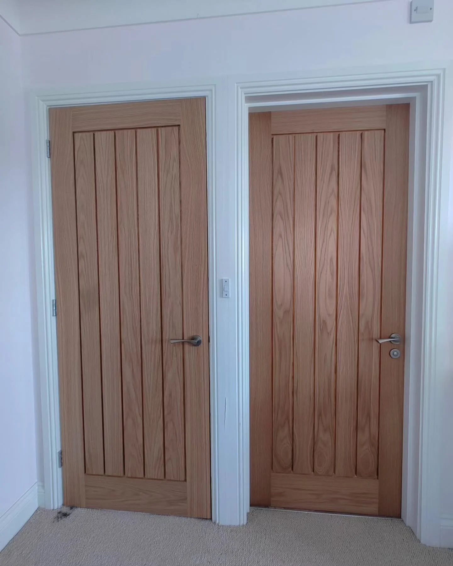@howdensjoinery joinery Prefinished Dordogne Oak Internal Hardwood Doors which have been recently fitted in the New forest area. Nicely complimented by the Sofia Satin Nickel Rose Handle, a perfect pairing. These doors give this home an elegant and t