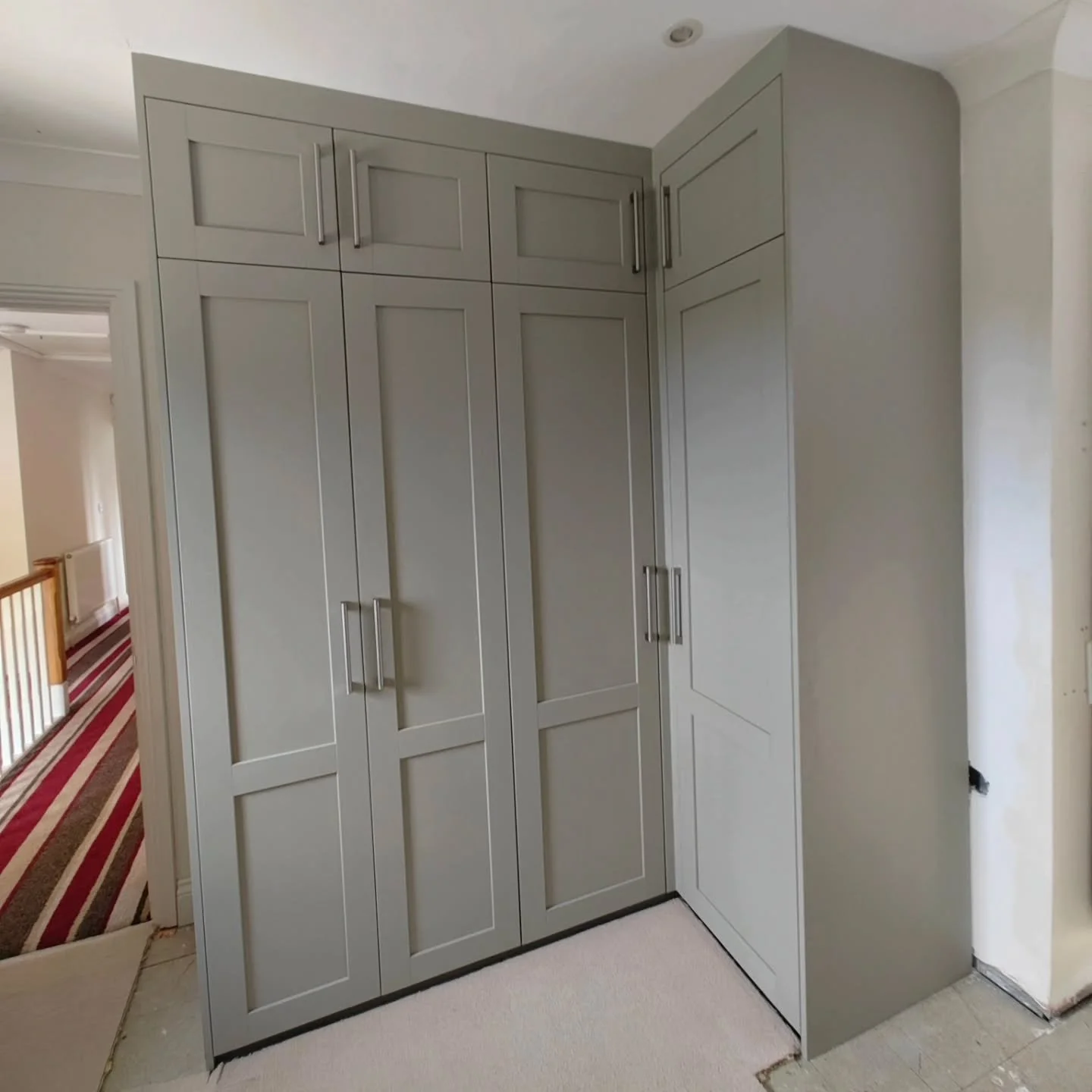 Need to make the most of an awkward space? We've got you covered! Check out this custom Howdens fitted wardrobe installation in beautiful Sage Green. What do you think of this colour choice?

#Howdens #FittedWardrobes #SageGreen #HomeRenovation #Ward