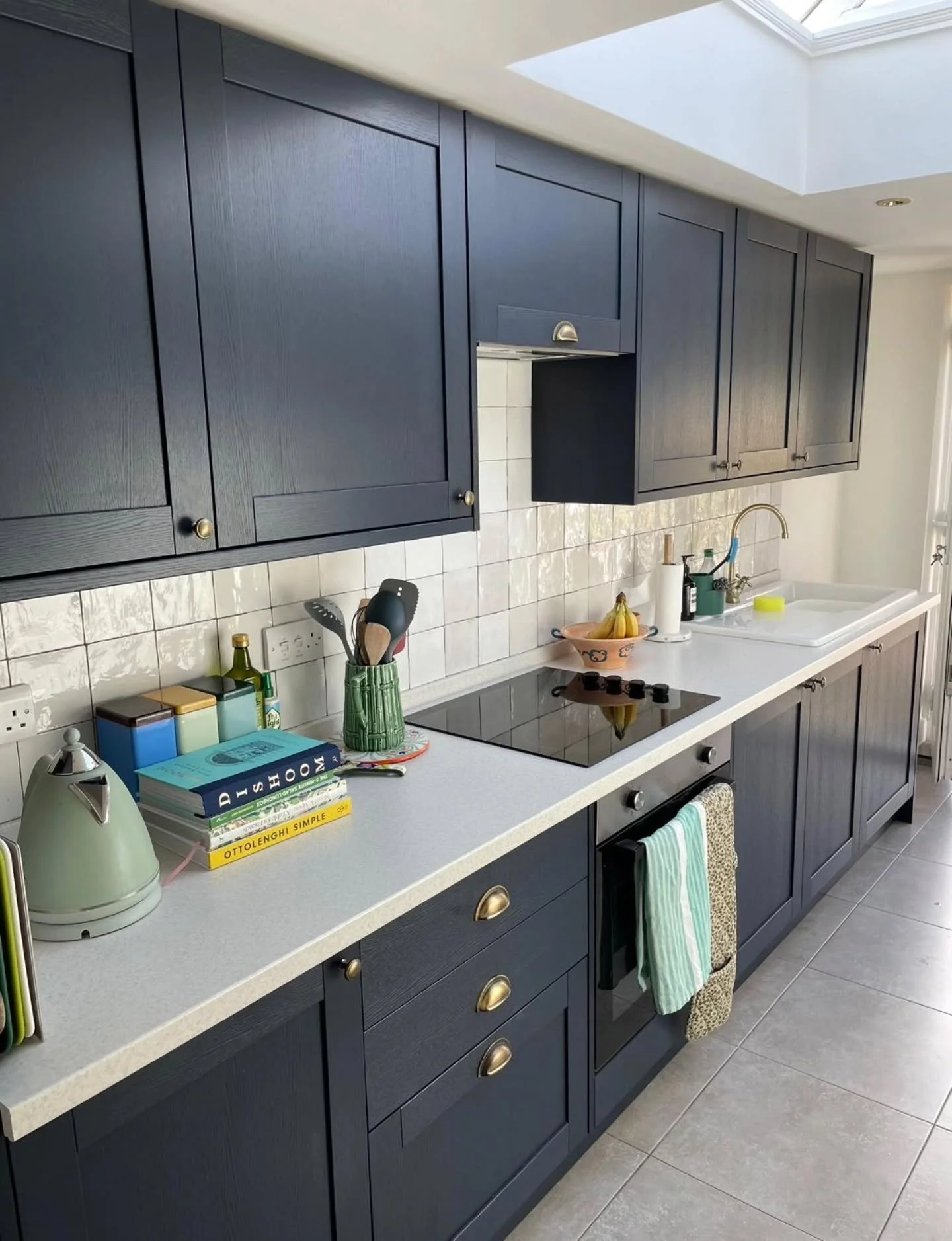 ​☀️ Bespoke Fit-Out: Bright &amp; Beautiful in Ewell ☀️
​Check out the stunning results of this kitchen we fitted using quality materials supplied by Howdens. The sleek, dark cabinets create a beautiful contrast against the bright white countertop an