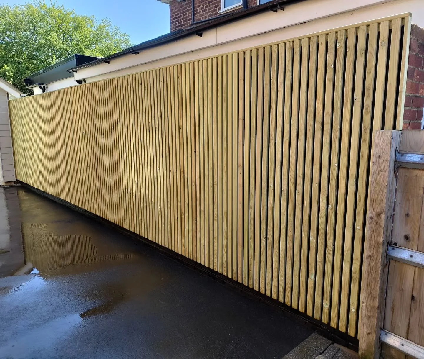 Sometimes the best way to transform a space is to clean up the existing features with a fresh, modern design. 🪵 We took this uneven brick boundary and gave it a complete upgrade with bespoke slatted timber screening. The result is a clean, cohesive,