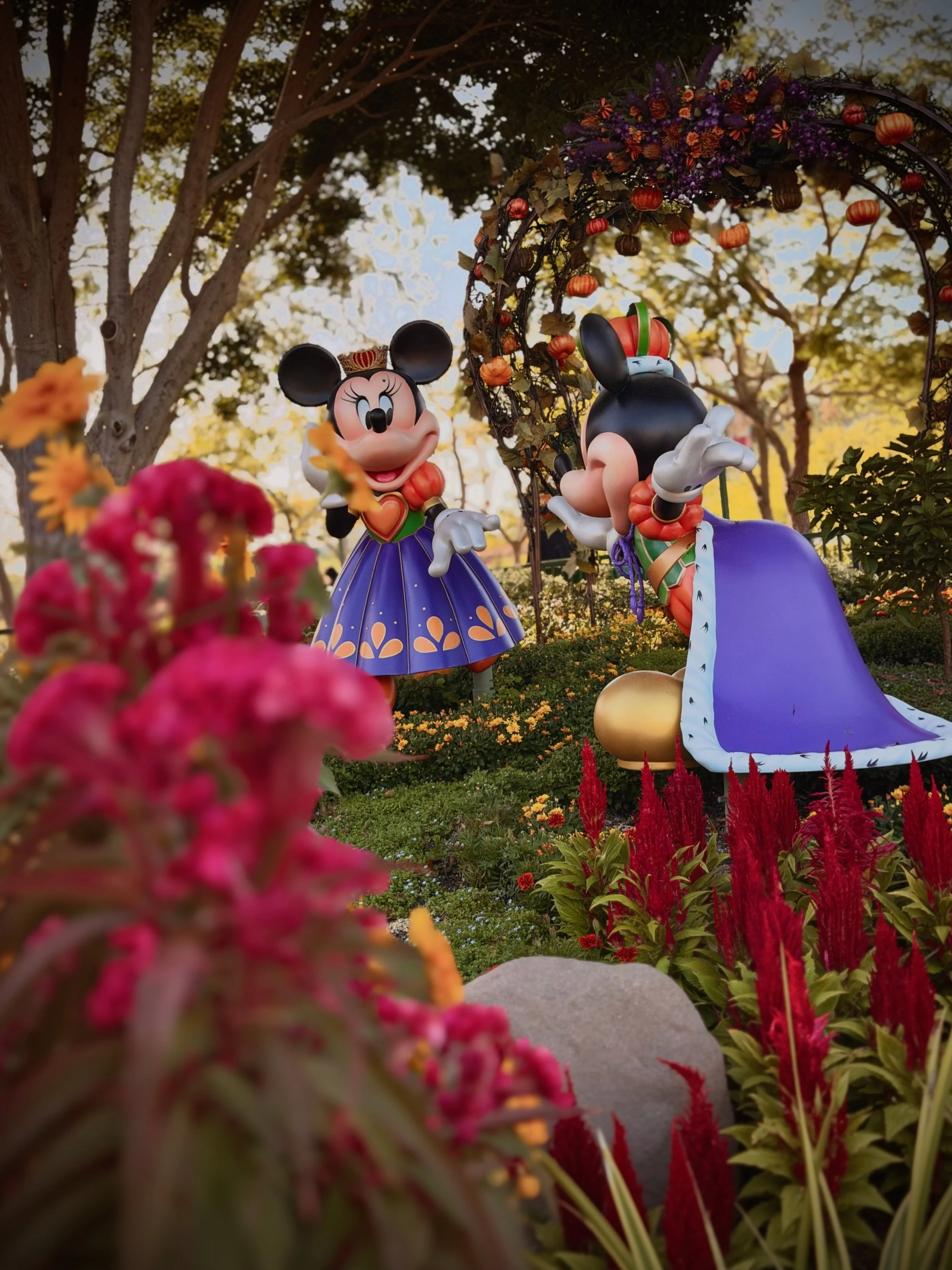 👑 Mickey &amp; Minnie | Downtown Disney
📸 iPhone 17 Pro Max | 48mm, f/1.78, 1/456s, ISO 64