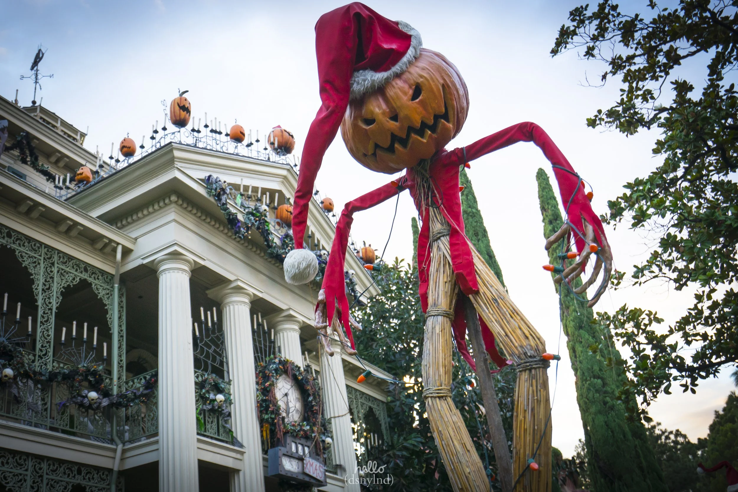 Disneyland-haunted-mansion-holiday