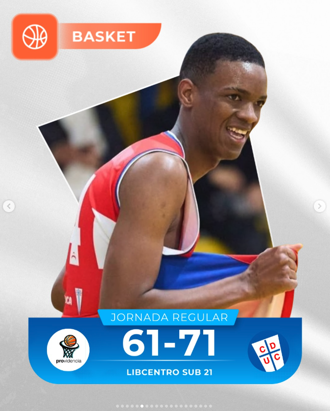 Jugador de baloncesto en camiseta roja, sonriendo, con marcador 61-71 y logotipos de equipos en fondo de juego.