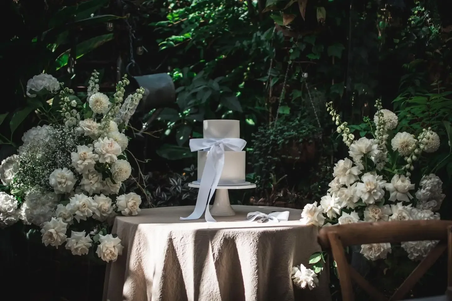 garden-shed-wedding-cake.webp