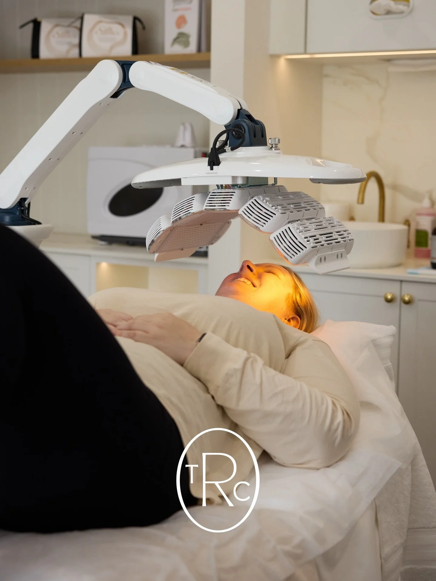 This Christmas, gift yourself or someone you love the restorative power of Healite. A single session is $49, or enjoy a package of 5 for $200, with one session gifted by us. Thoughtfully designed to support the skin at a cellular level, Healite is a 