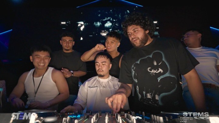 𝐓𝐡𝐞 𝐬𝐞𝐜𝐨𝐧𝐝 𝐟𝐞𝐚𝐭𝐮𝐫𝐞 𝐬𝐞𝐭 𝐟𝐫𝐨𝐦 𝐒𝐓𝐄𝐌𝐒𝟎𝟎𝟐 𝐢𝐬 𝐡𝐞𝐫𝐞!
𝐁𝐚𝐛𝐲𝐝𝐨𝐜𝐬 𝐁𝟐𝐁 𝐒𝐭𝐫𝐞𝐭𝐜𝐡 🕺🕺

A fusion of Babydocs&rsquo; baile funk grooves and jersey club bounce with Stretch&rsquo;s high-energy drum &amp; bass, al