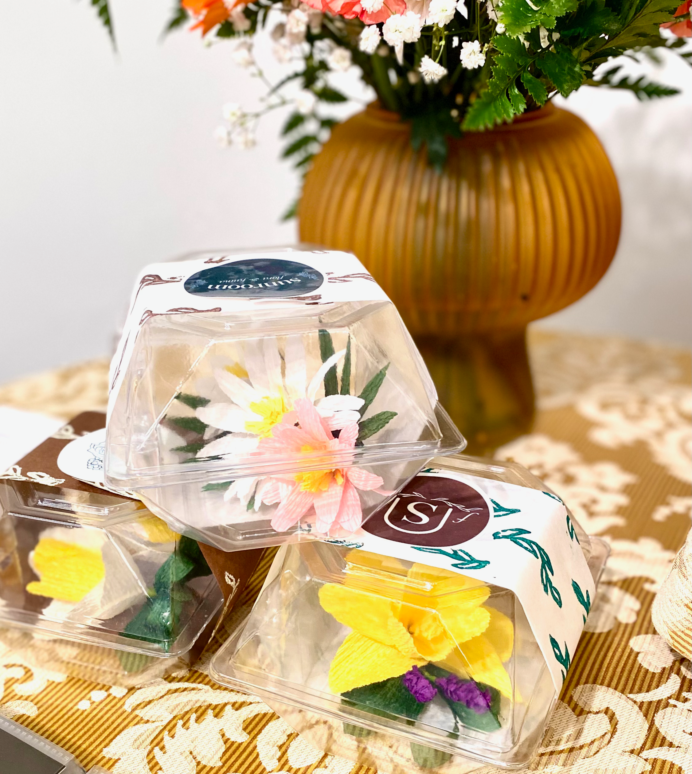 Sunroom: Corsage & Boutonniere
crepe paper, wire, floral tape, glue, branded packaging, sticker
6 in x 4 in x 4 in
2025