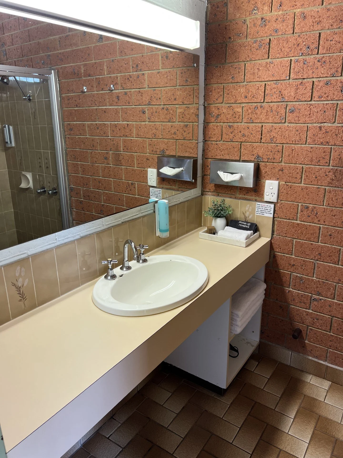 Bathroom 1.jpg