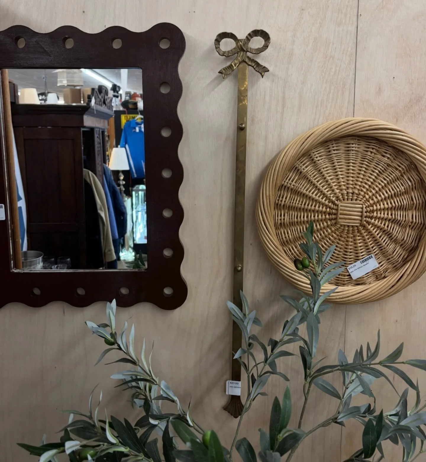 we&rsquo;re just girls curating vintage girly things 🦢🎀🕯️