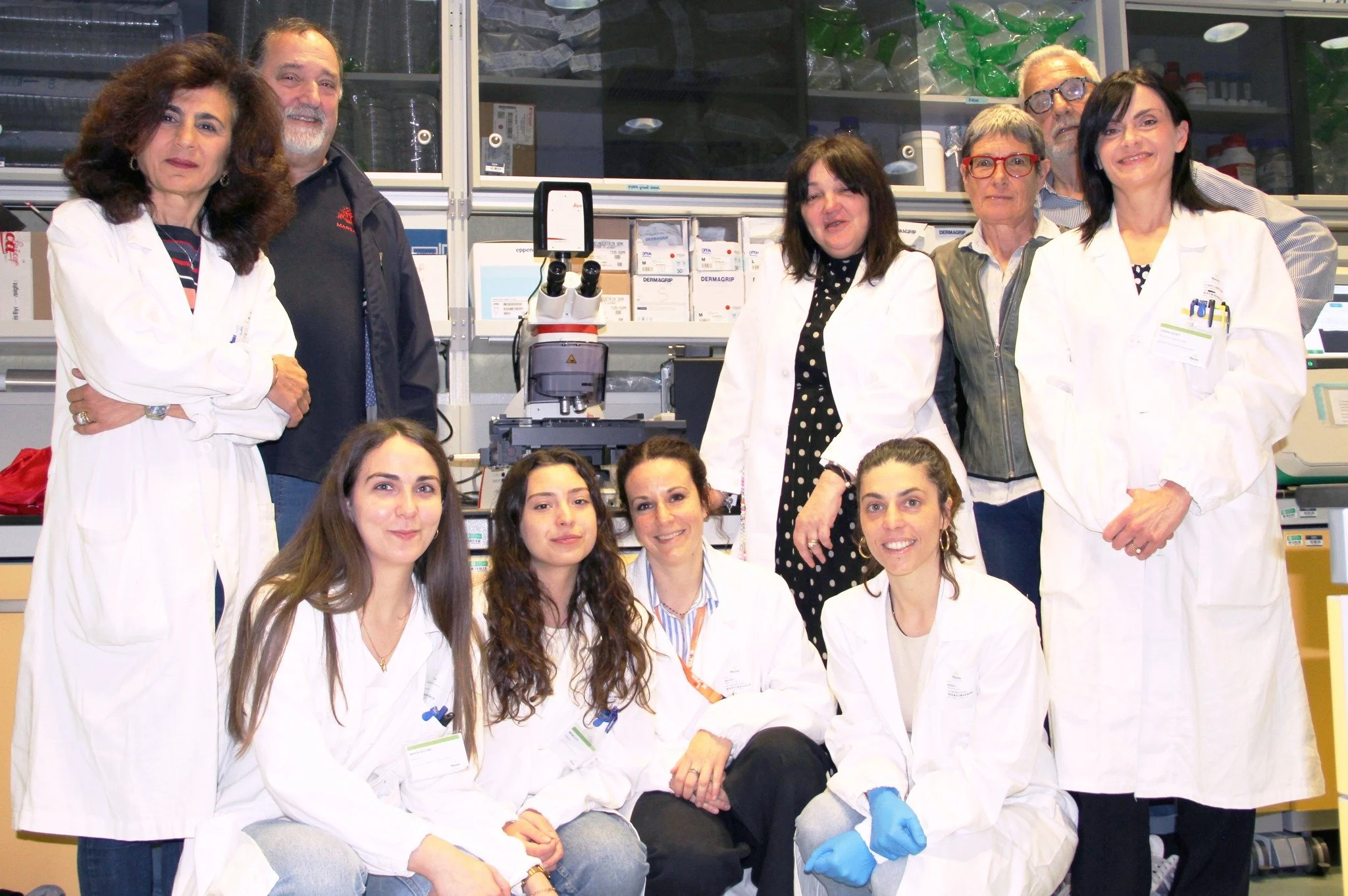 Il dono del microscopio di marca Leica al Meyer