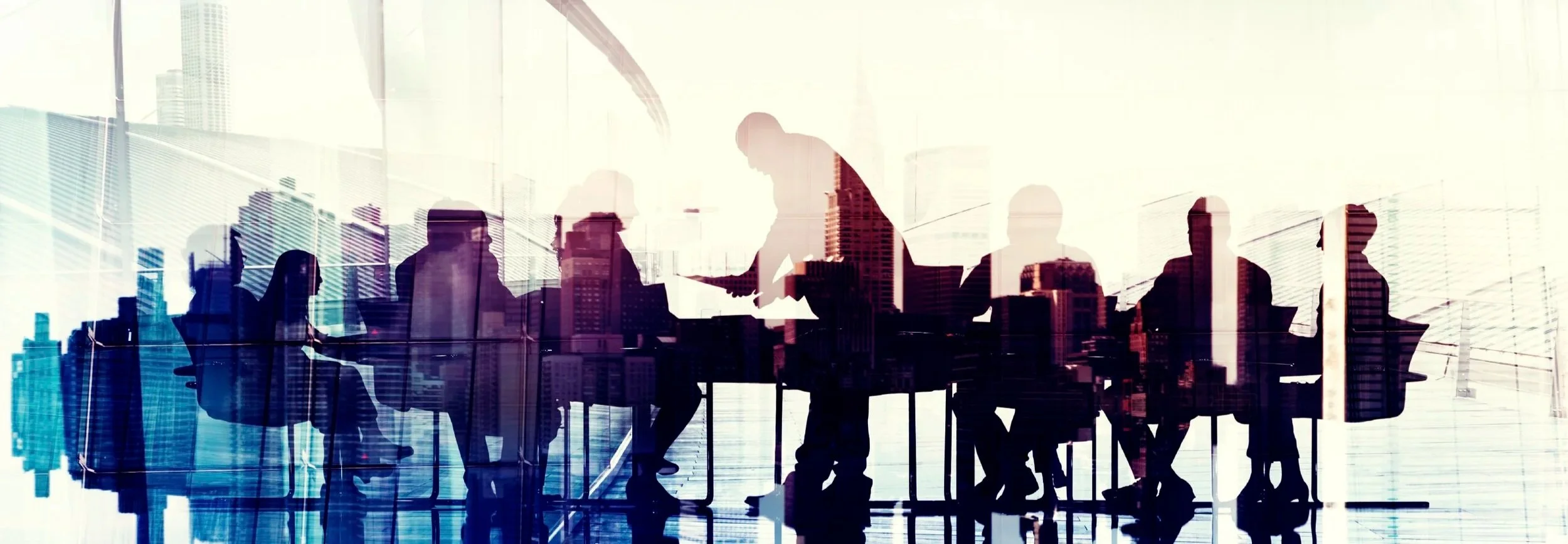 Menschen in einem Konferenzraum, die eine Besprechung führen, mit Silhouetten vor einer großen Fensterfront, hinter der eine Stadt sichtbar ist.