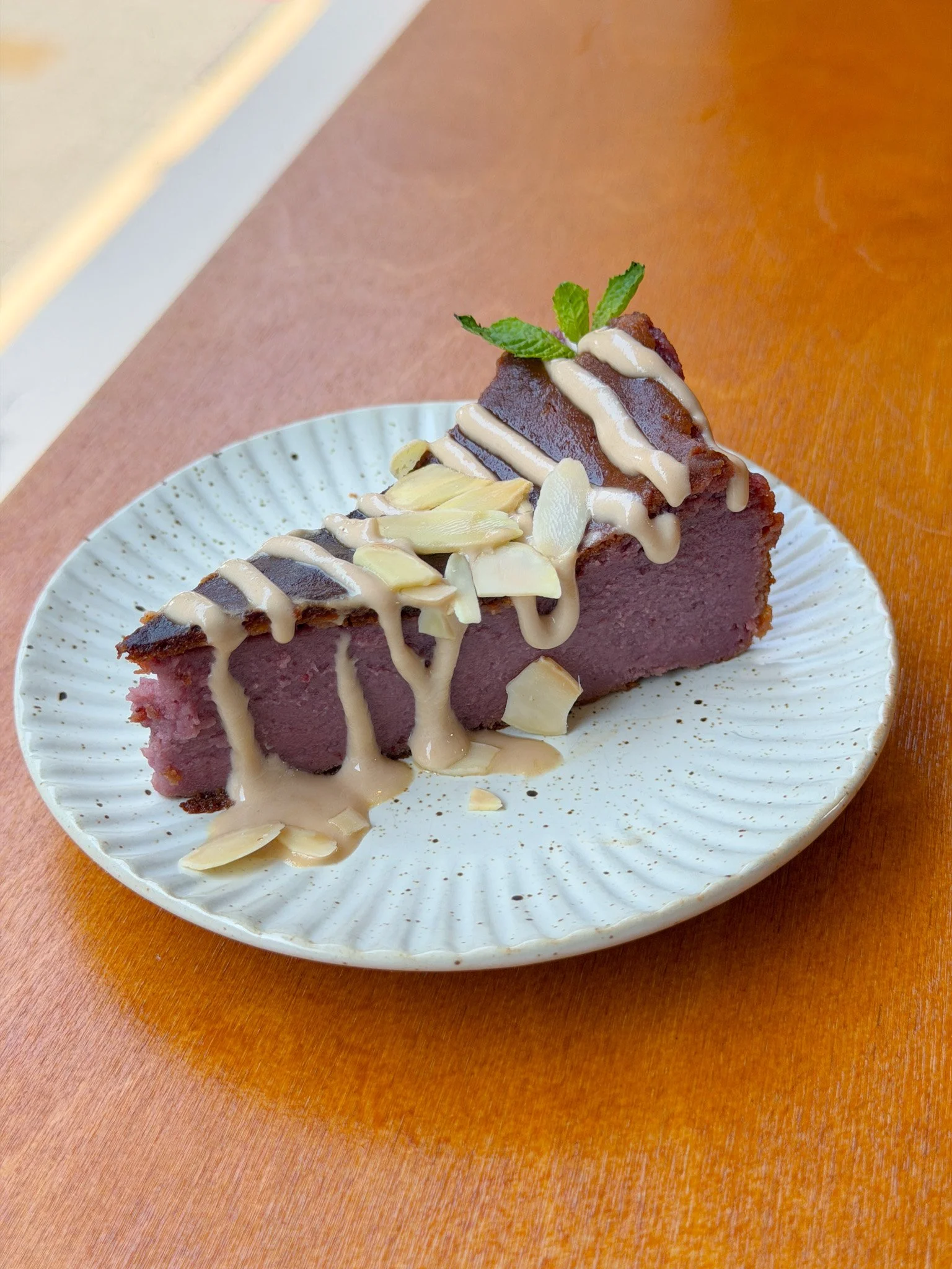紫薯巴斯克起司蛋糕 佐 烏梅酸奶醬
Royal Basque "Cheesecake"