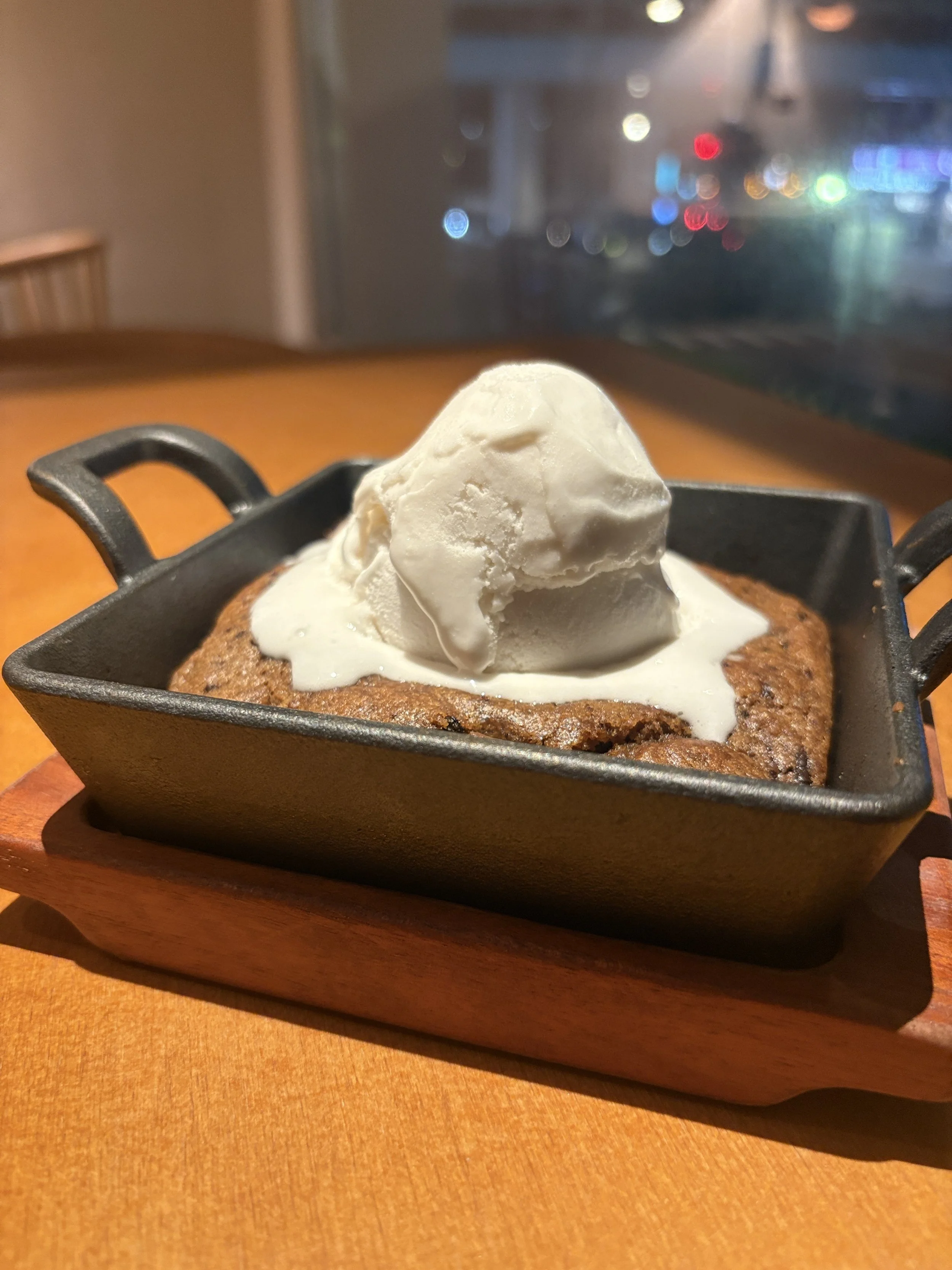 鮮味巧克力碎片餅乾
Umami Chocolate Chip Skillet Cookie