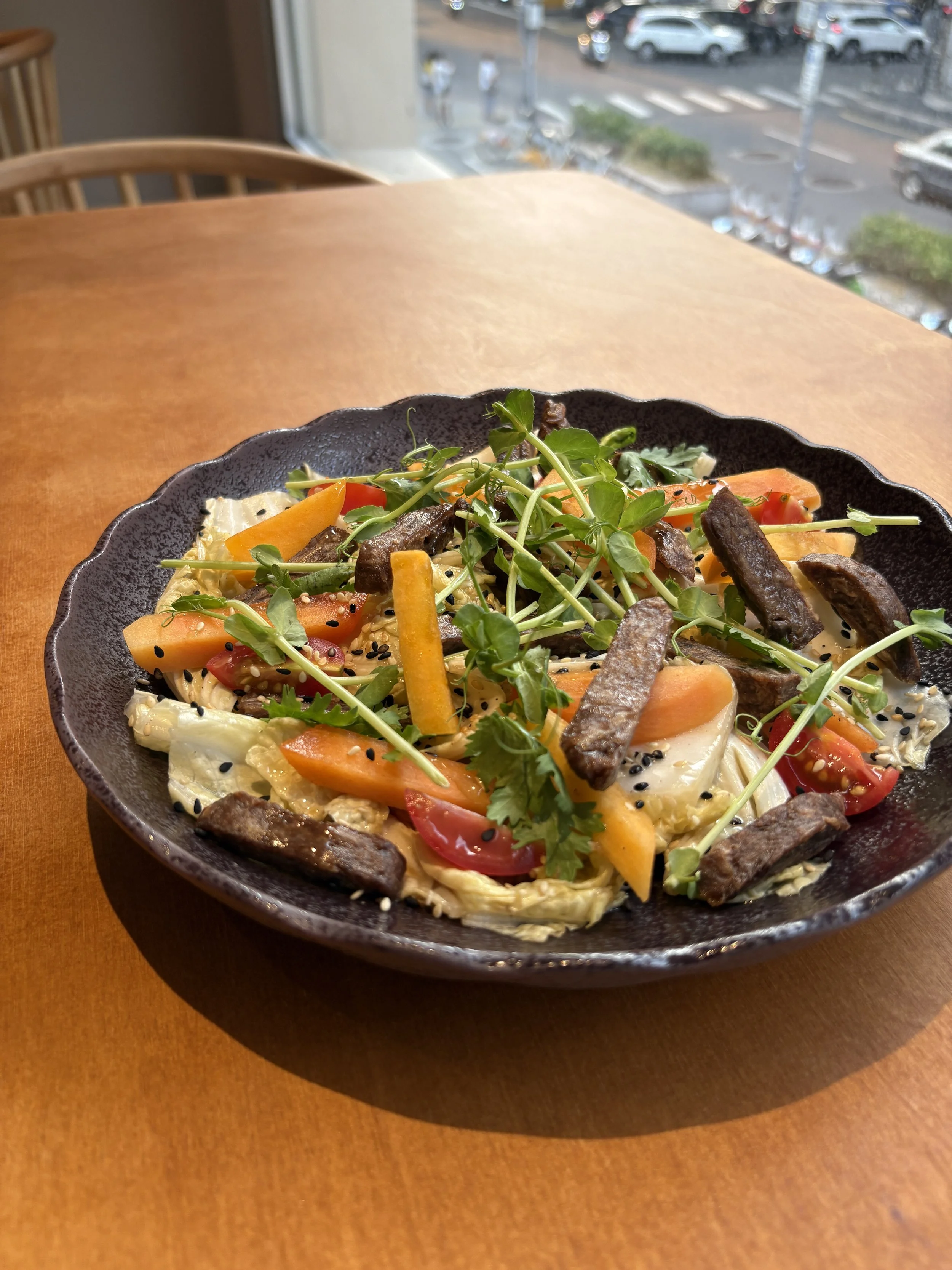 萊姆牛肉當季水果白菜沙拉
Citrus "Beef" Napa Salad