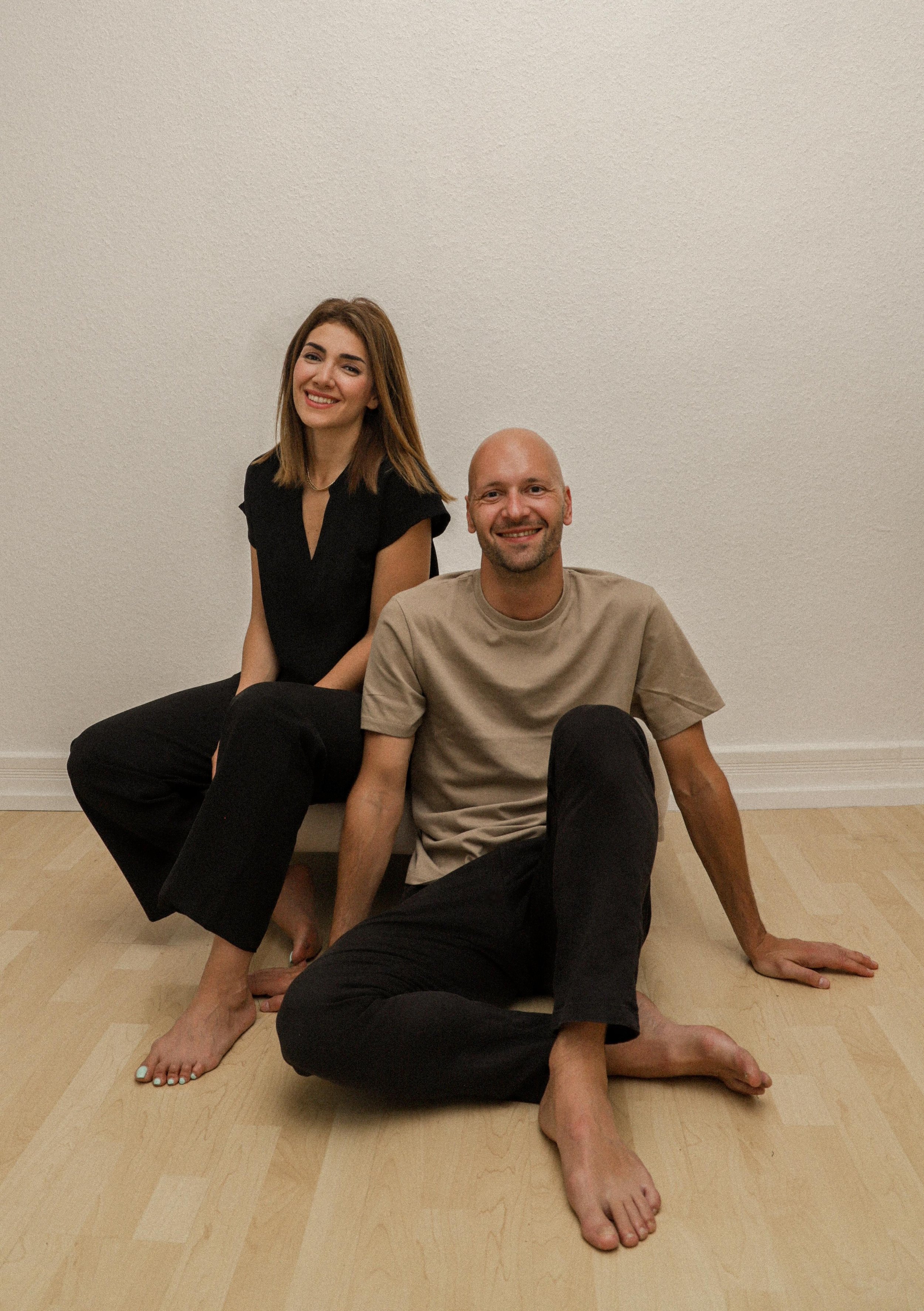 Das Oscars-Team Mahsa und Marcus stellen sich vor und zeigen sich lächelnd und entspannt vor der Kamera.