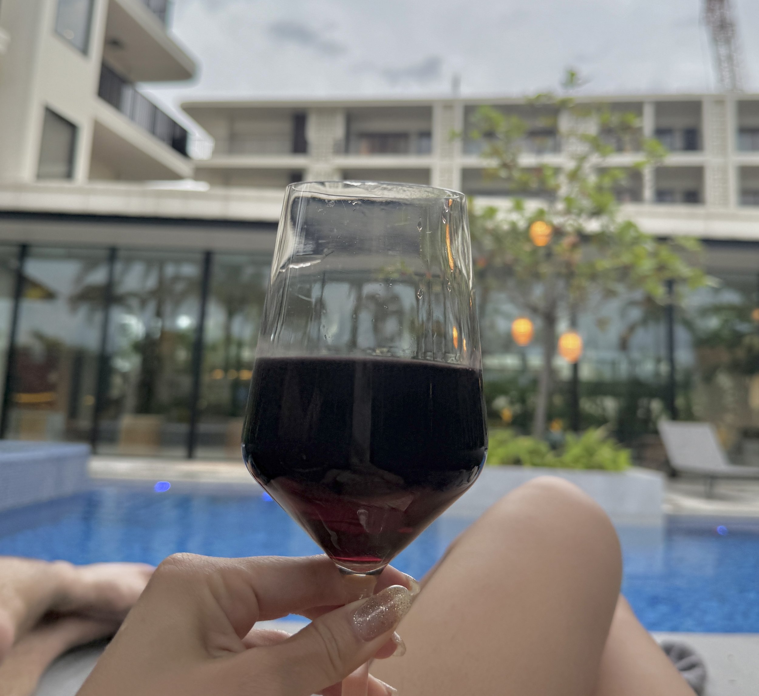 お酒は調子がいい日に飲むもので、ストレスや悩みの解決にはならない