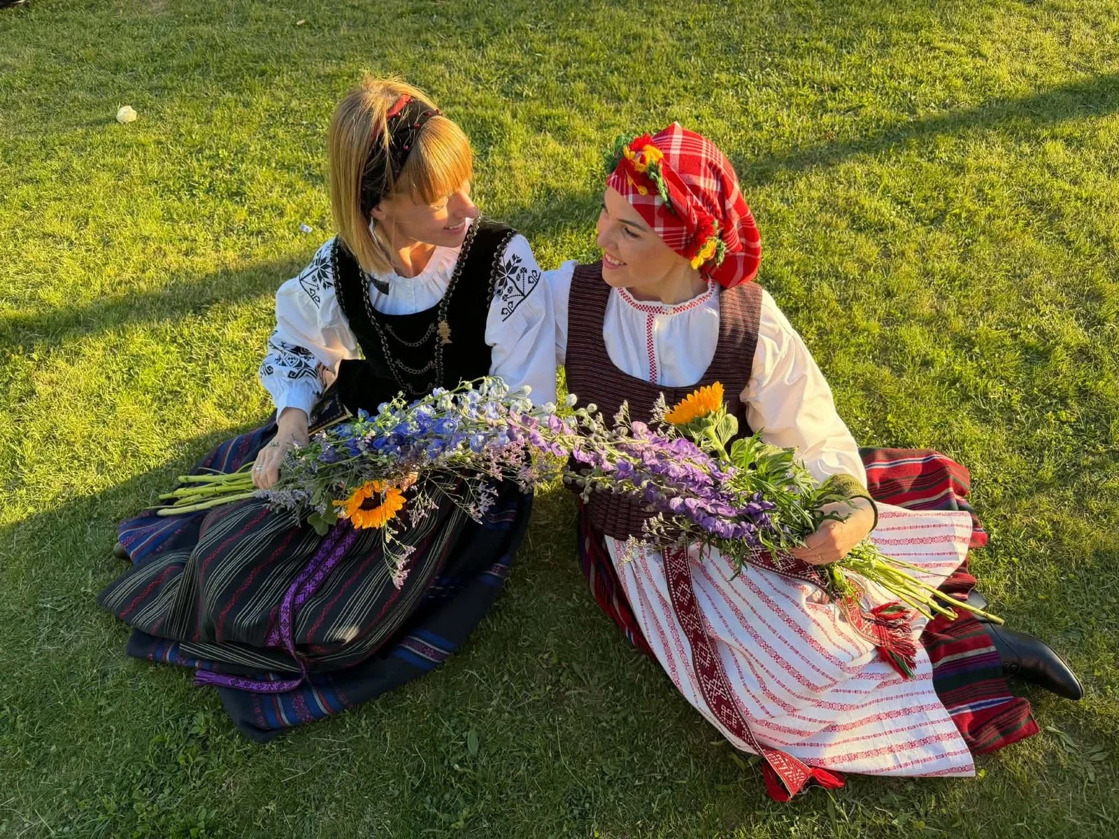 Gegužės 29–30 dienomis šokių studijos „Smiltė“ IV baleto klasės mokinės dalyvavo tautiškumo šventėje „Vaikystės glėby“, vykusioje Mažeikiuose.

Dvi dienas trukęs renginys subūrė jaunuosius dalyvius iš įvairių Lietuvos kampelių, skatindamas puoselėti 