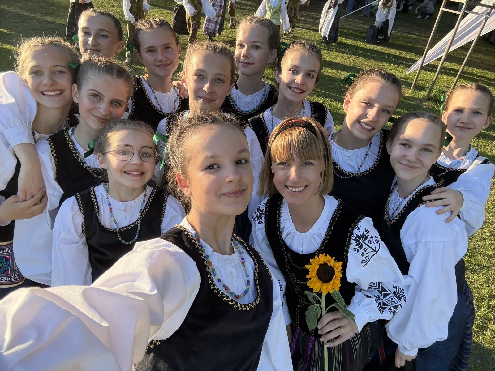 Gegužės 29–30 dienomis šokių studijos „Smiltė“ IV baleto klasės mokinės dalyvavo tautiškumo šventėje „Vaikystės glėby“, vykusioje Mažeikiuose.

Dvi dienas trukęs renginys subūrė jaunuosius dalyvius iš įvairių Lietuvos kampelių, skatindamas puoselėti 