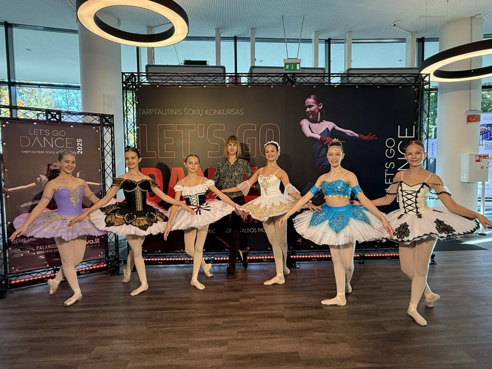 Šokių studija „SMILTĖ“  pradėjo naują konkursų sezoną Palangoje.

Spalio 18 dieną Palangos koncertų salėje vyko tarptautinis šokių konkursas „Let’s Go Dance“, subūręs jaunuosius šokėjus.
Šokių studija „SMILTĖ“ šį sezoną pradėjo įspūdingai – pristatyd