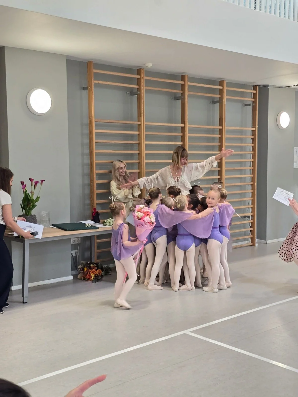 Birželio 3 dieną šokių studija „Smiltė“ pakvietė į sezono pabaigos koncertą „Akimirkos“. Renginys tapo gražia vasaros pradžios švente, kurioje žiūrovai išvydo paskutiniuosius šio sezono šokius, kupinus emocijų, energijos ir nuoširdaus džiaugsmo.

Kon
