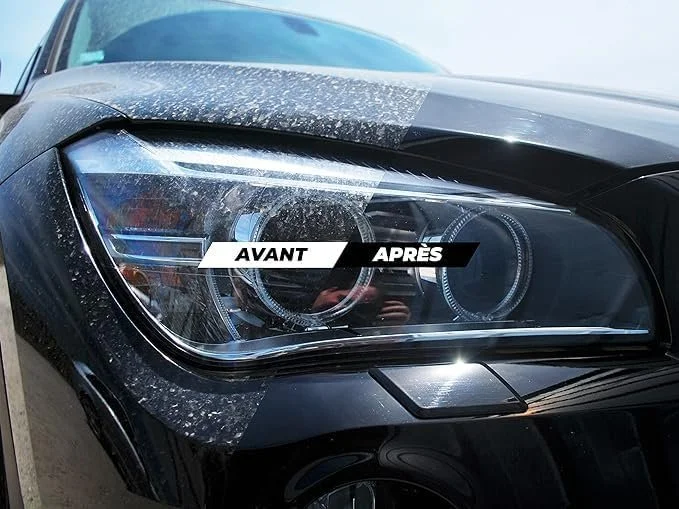 Photo d'une voiture montrant le avant et après du nettoyage des phares. La moitié gauche est sale, la moitié droite est propre.