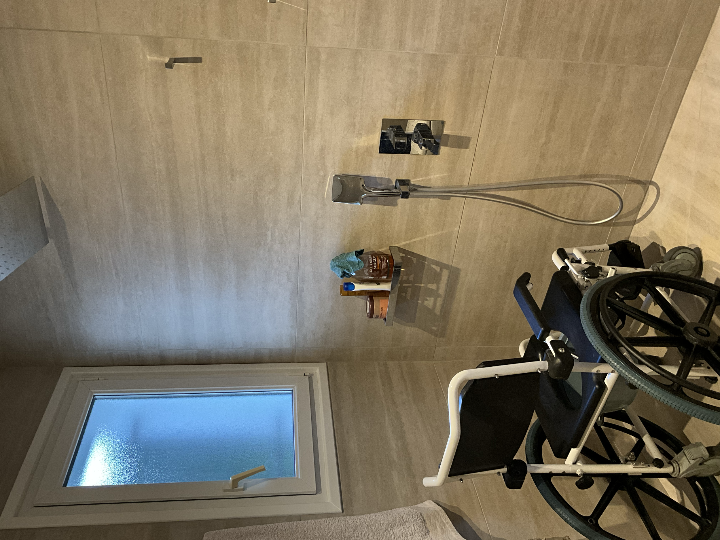 Douche italienne PMR avec chaise de douche