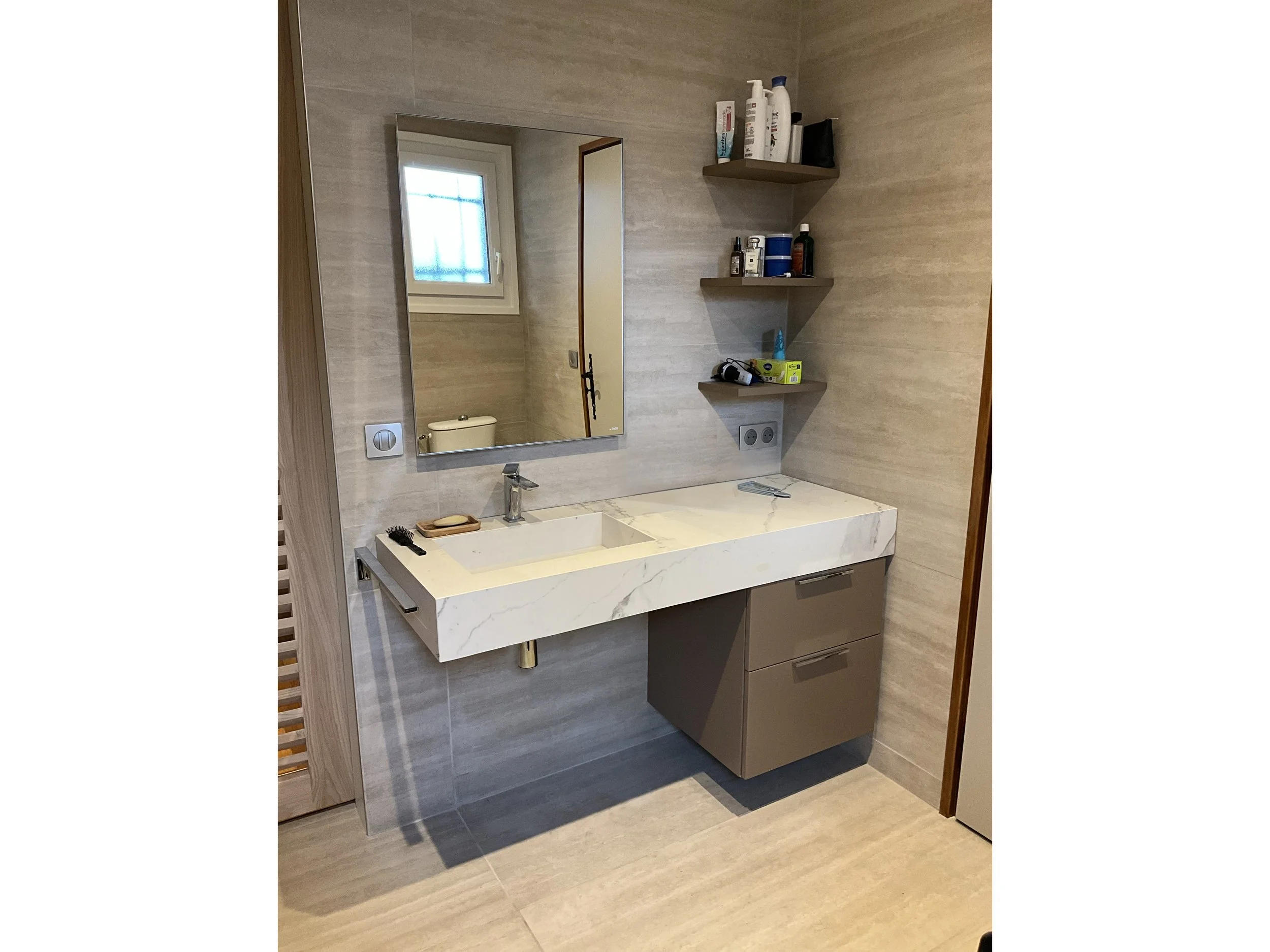 salle de bains PMR avec vasque en pierre, suspendue. Siphon gain de place