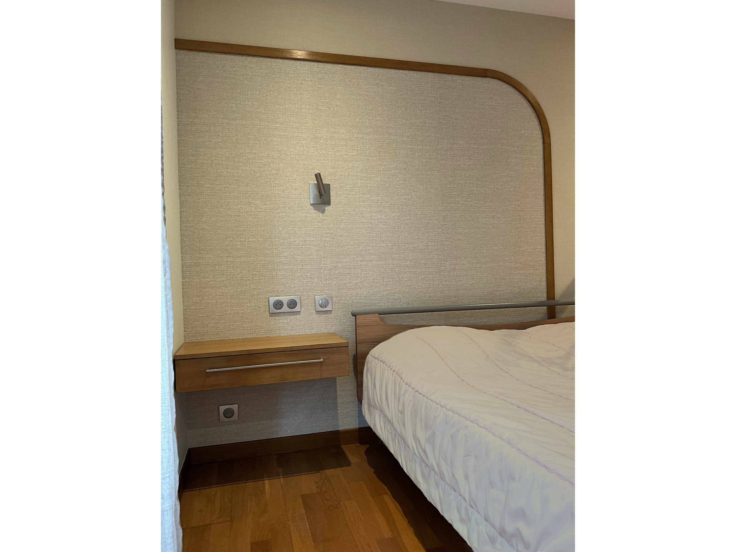Chambre PMR avec lit médicalisé, tête de lit design, chevet ergonomique