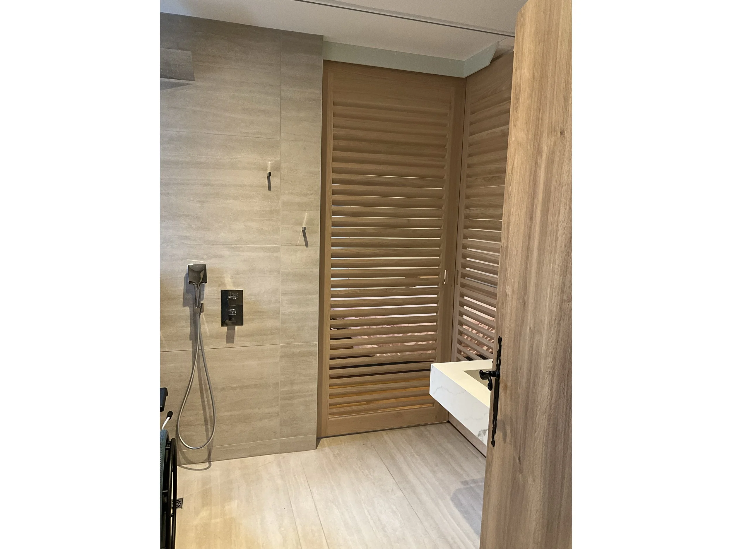 salle de bains PMR, portes à galandages 