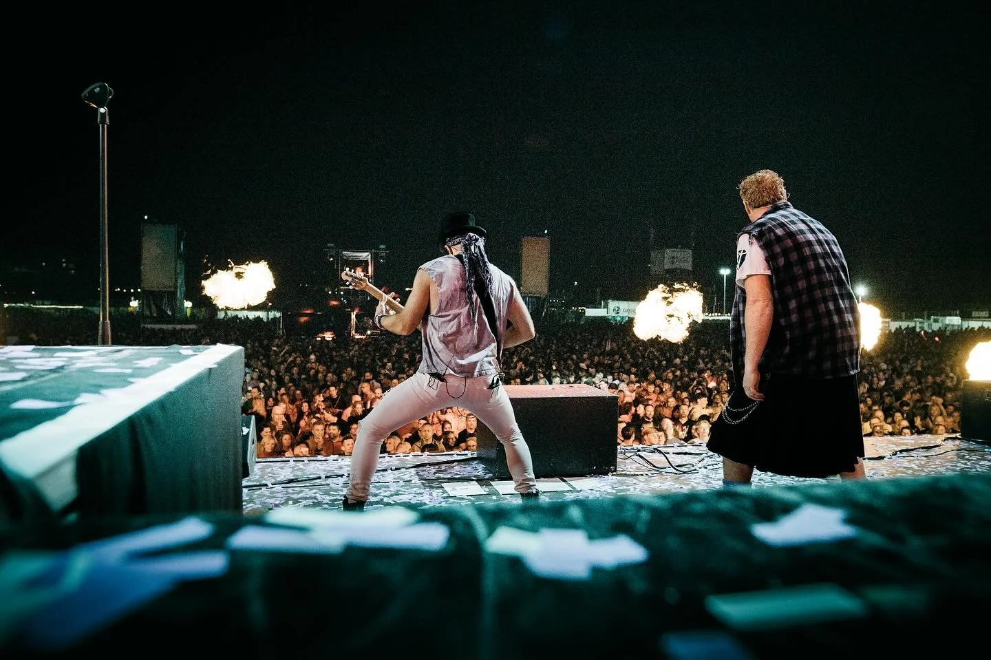 peekaboo! ⚡️🪩 

is it summer yetttt?

#concertphotography #stagephotography #livemusic #guiltypleasure #katwijk #livemusic