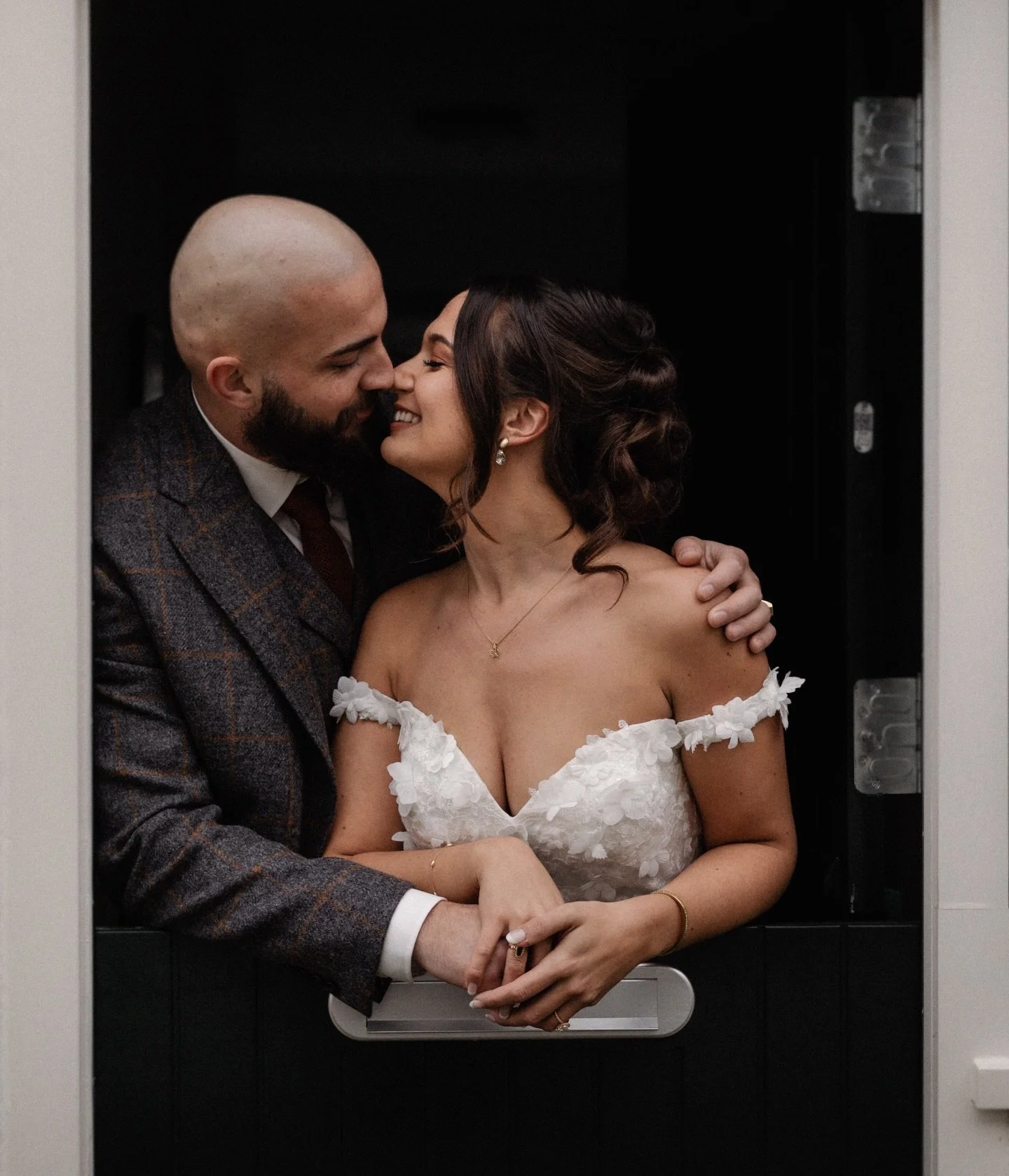 ~ Wat was dit een fantastisch moment. Na een rondje door de nostalgische, kleine Katwijkse straatjes, liep een oude dame haar deur uit. Ze zag dit prachtige stel en vroeg ons trots een foto te maken bij haar voordeur. Met zoveel vriendelijkheid en li