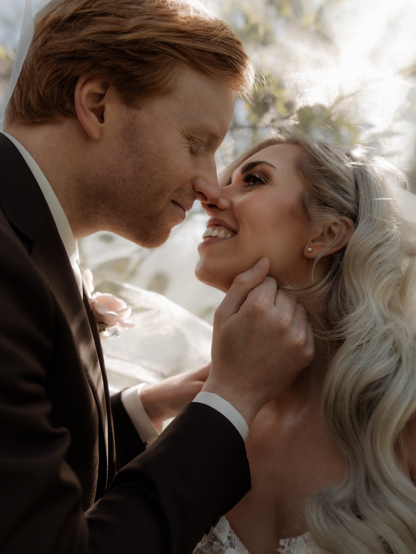 held in memory, 
felt forever. 

de preview een week na de bruiloft voor Jesse &amp; Evelien. 🤍 kunnen zooo niet wachten om alle beelden te editen! april wat was je mooi!