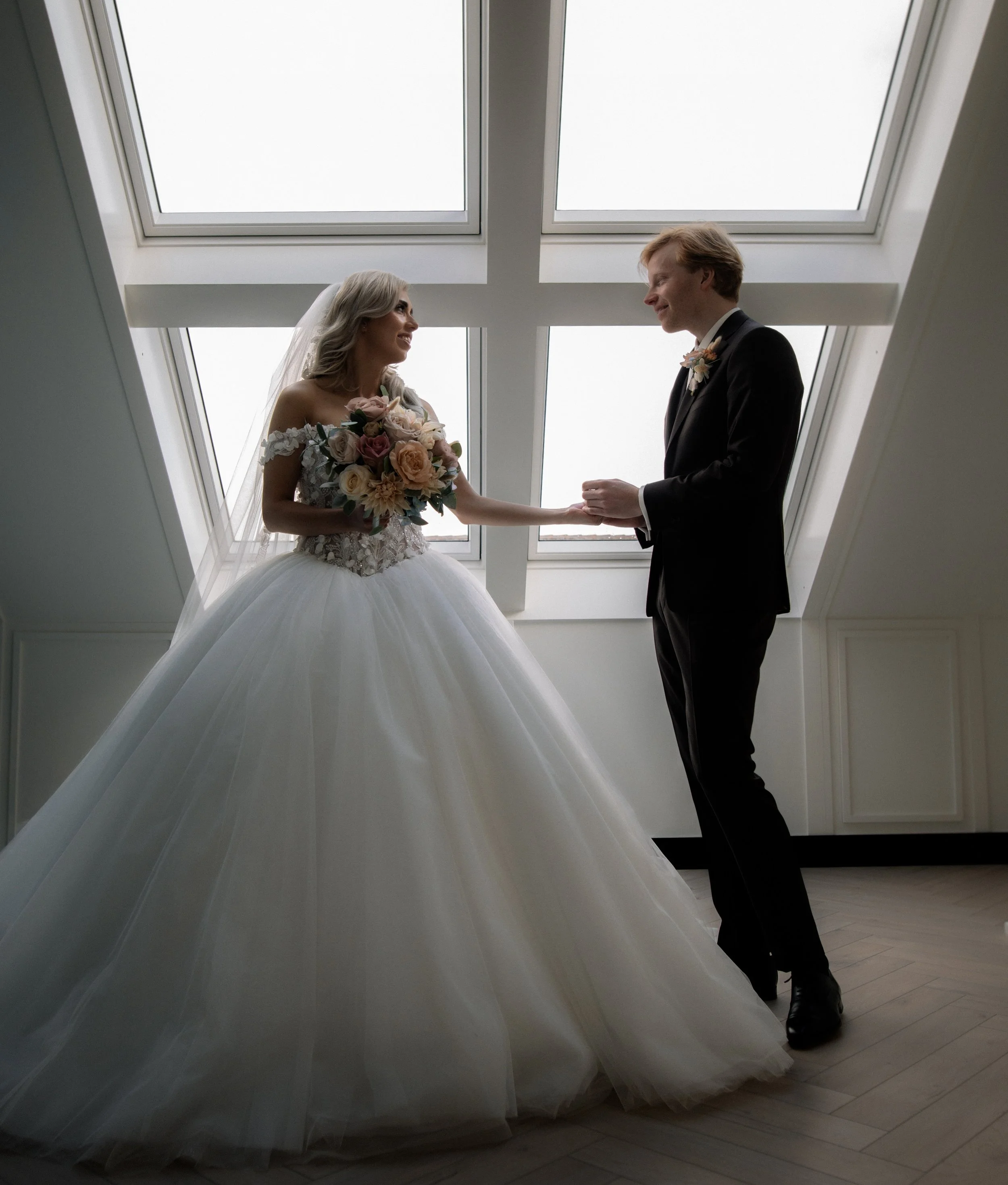 The dressss. Oh en die first look is toch altijd magisch? Wat was dit een heerlijke plek in het huis. Een first look hoeft dus niet altijd buiten! 

Vandaag hebben we een te mooie bruiloft in de Bollenstreek &amp; volgende week gaan we maar liefst tw