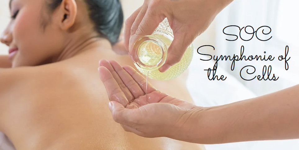 Person erhält eine Massage mit einem Öl, im Hintergrund eine lächelnde Frau, Text 'Symphonie of the Cells'