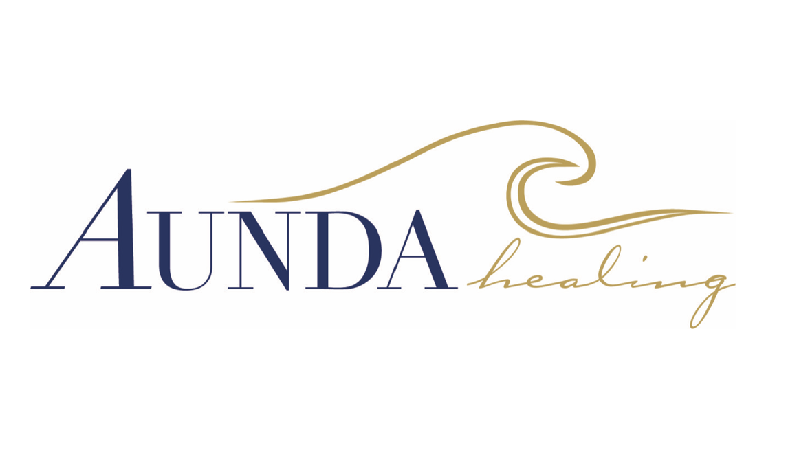 Das Logo von Aunda Healing, bestehend aus dem Schriftzug "Aunda" in blauer Schrift und "healing" in goldener Kursive, mit einer stilisierten goldenen Welle über dem Text.