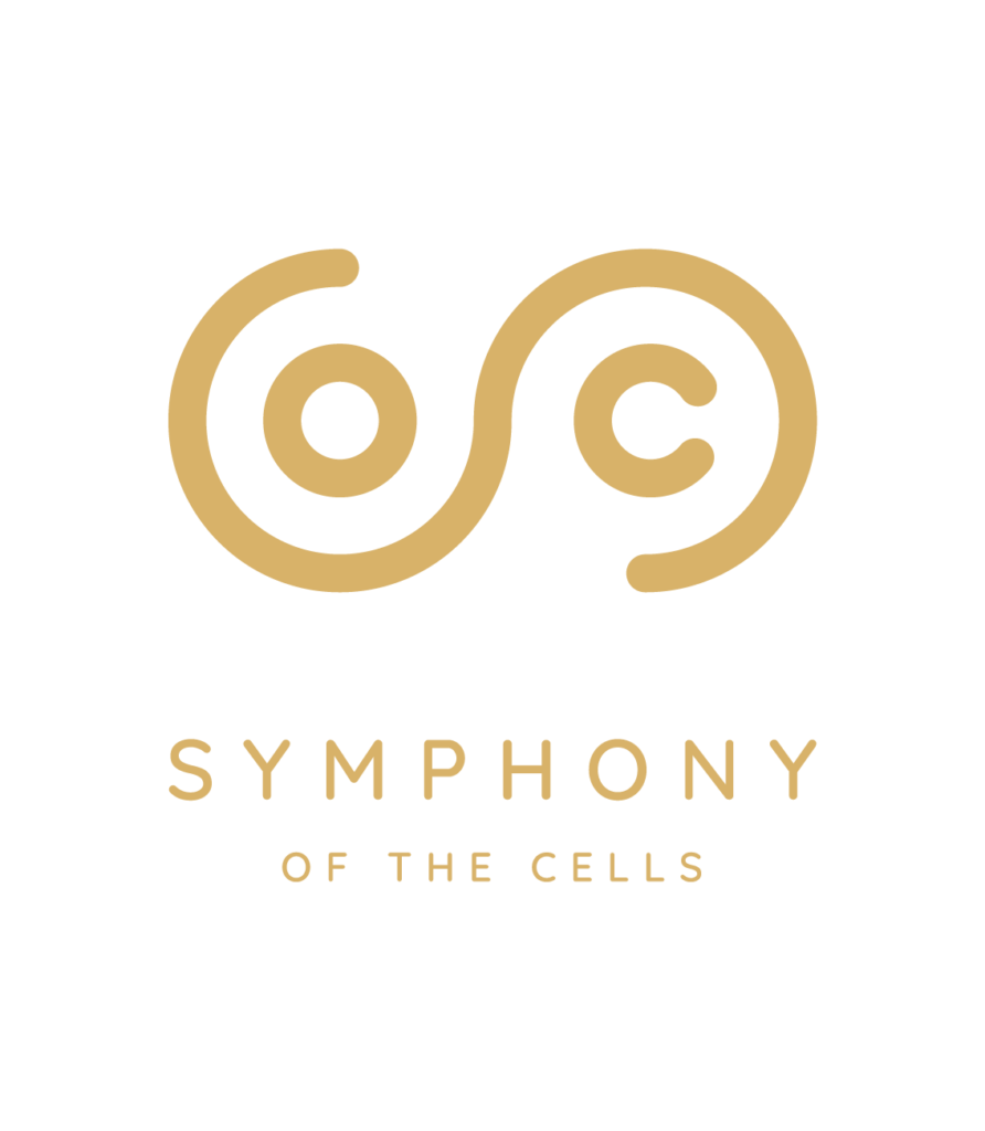 Ein schwarzes Logo mit einer goldenen abstrakten Wellenform, darunter der Schriftzug "SYMPHONY OF THE CELLS" in goldener Schrift.