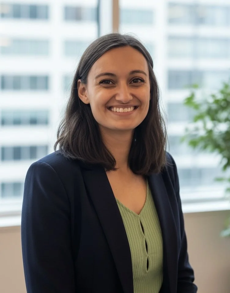Jeune femme souriante en costume professionnel dans un bureau moderne