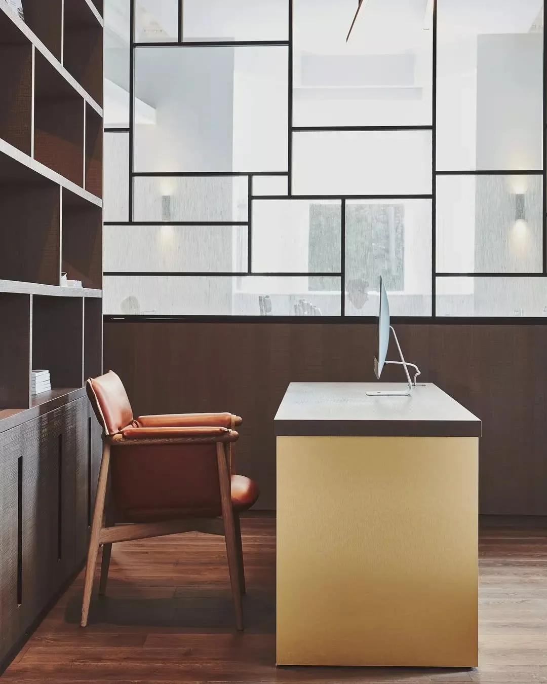 Work mode activated ✔️ the dark timber joinery + leather upholstery create a 
beautifully sophisticated space for @barnesrealty

@studiogoldy in association with: @m.de.m