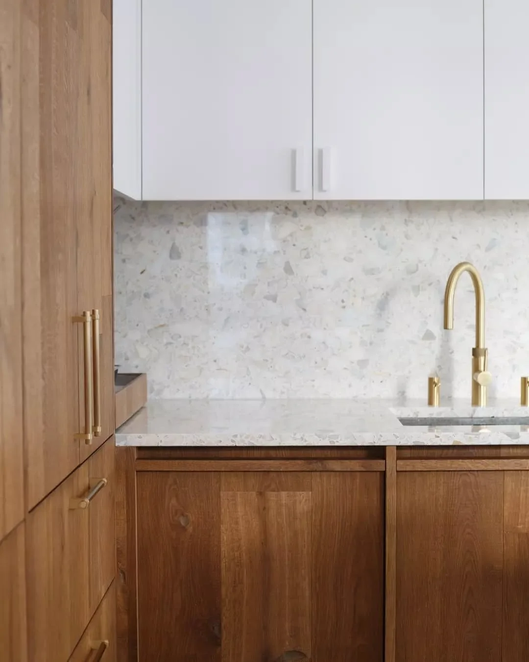 Still in love with the details in this Notting Hill project. 🤩 The custom designed joinery was beautifully curated with both functionality and aesthetics as the core of the process - using a contrast of rustic European oak with white terrazzo workto