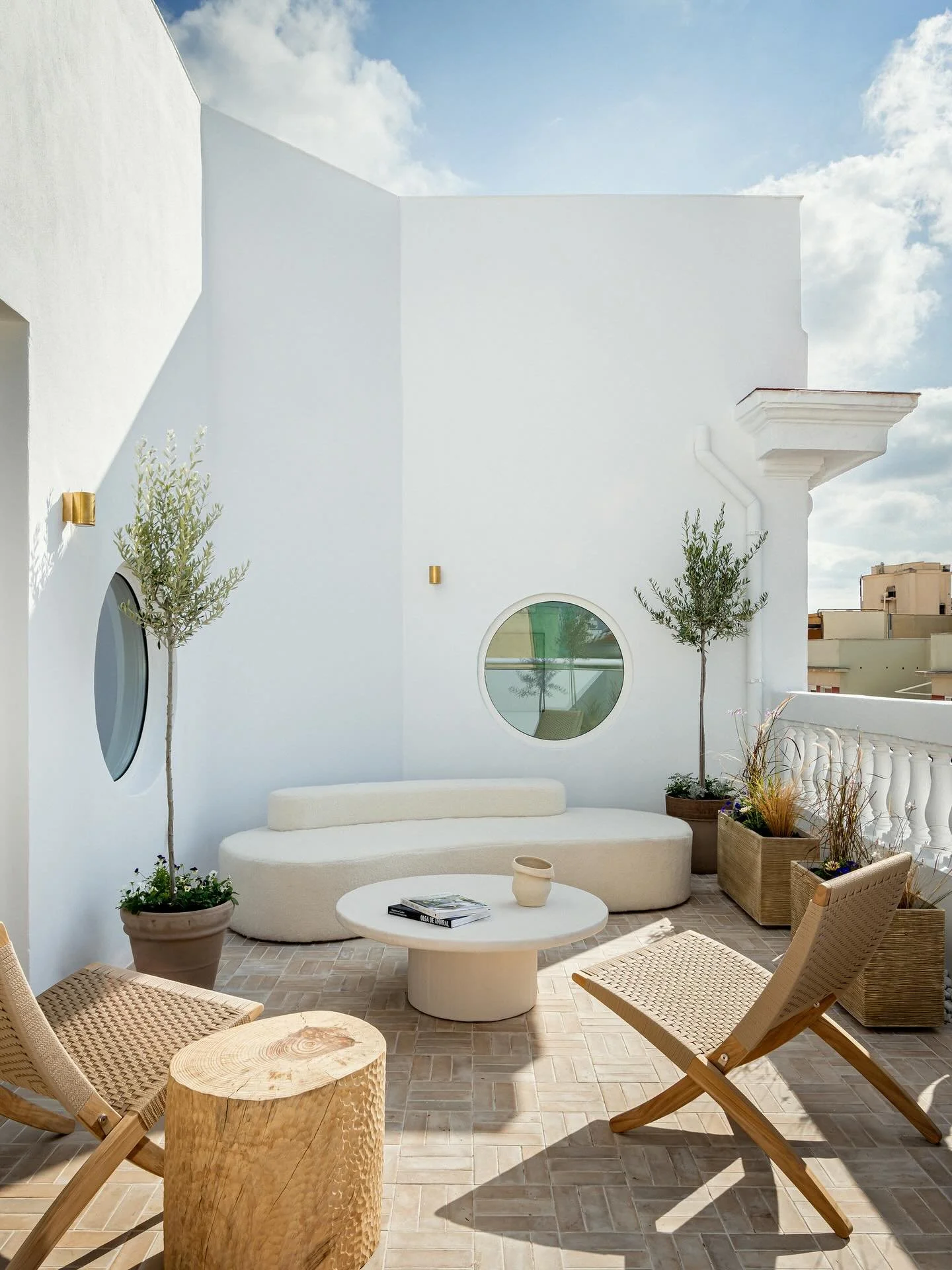 Casa Juan de Austria is inspired by the sea, natural light, and purity of form.

Swipe through and experience a home shaped by harmony in the heart of Madrid. Now for sale.

#CasaStudioGoldy #Madrid #interiorarquitecture 
#interiordesign #studiogoldy